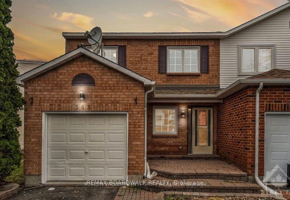563 LATOUR Crescent — photo 1