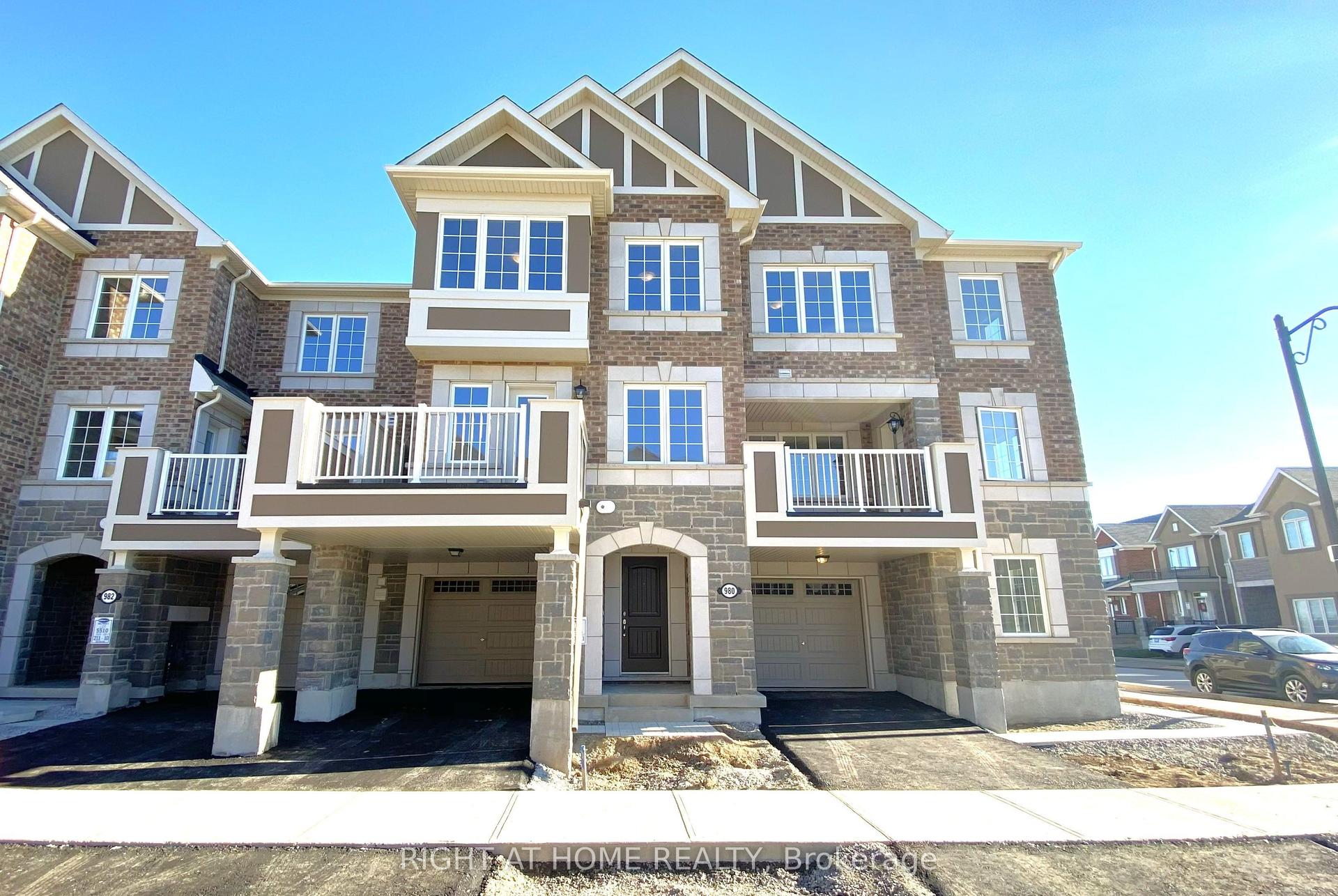 980 Alder Gate, Milton — Townhouse for lease, photo 1