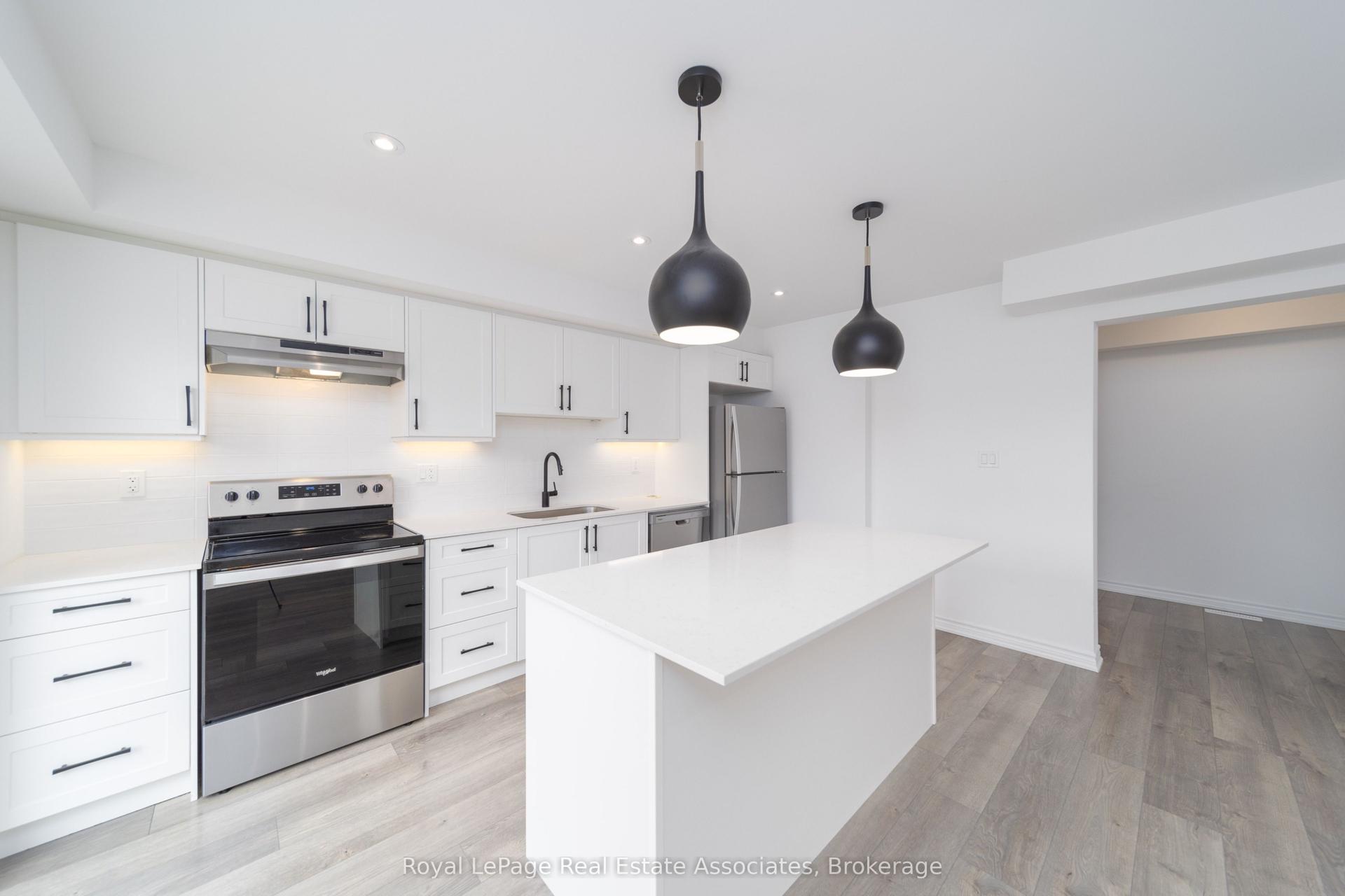 12 Hay Lane, Barrie — Townhouse for lease, photo 1