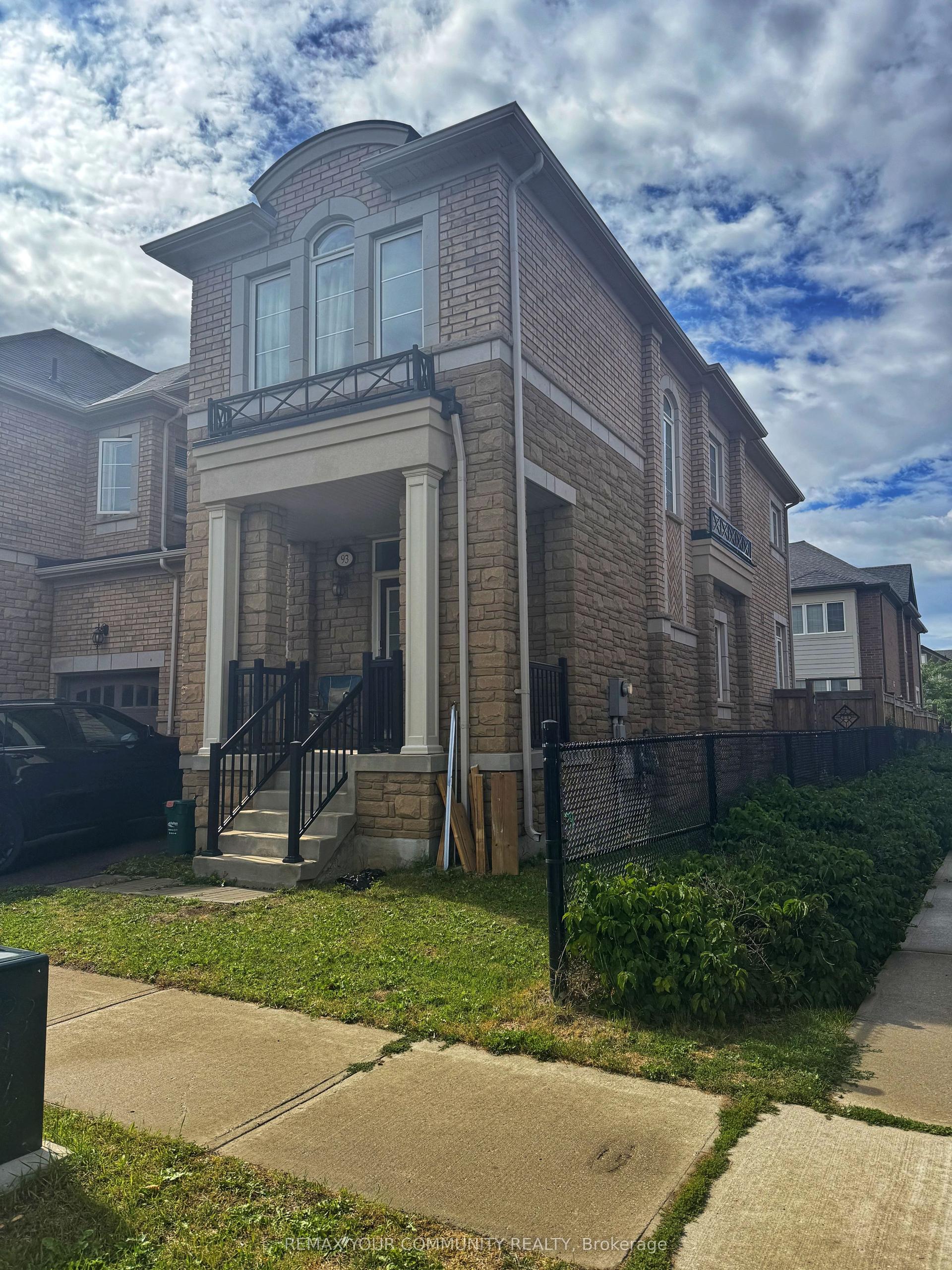 93 HUGUENOT Road N — photo 1
