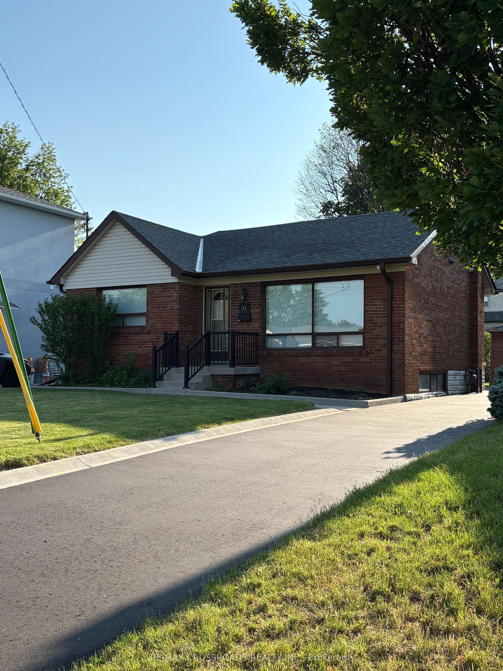 31 Robertsfield Crescent — photo 1