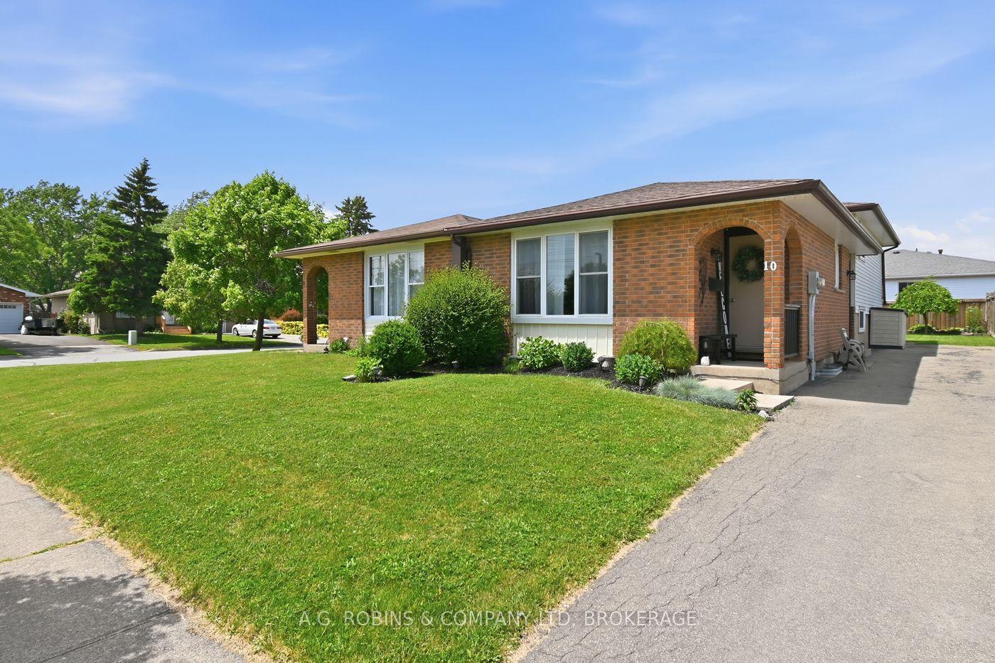 10 Chantal Court — photo 1