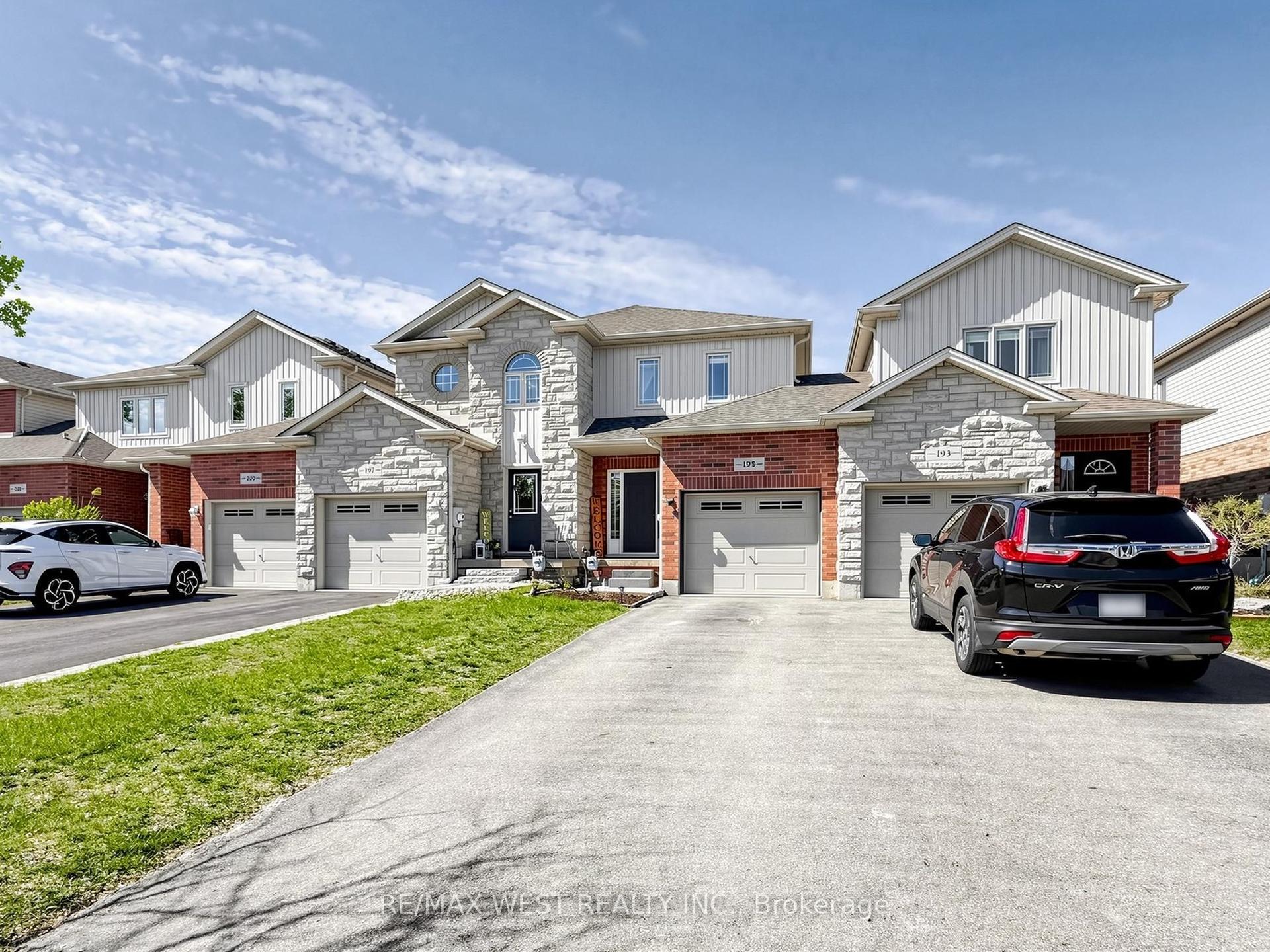 195 Banting Crescent, Essa — Townhouse for sale, photo 1