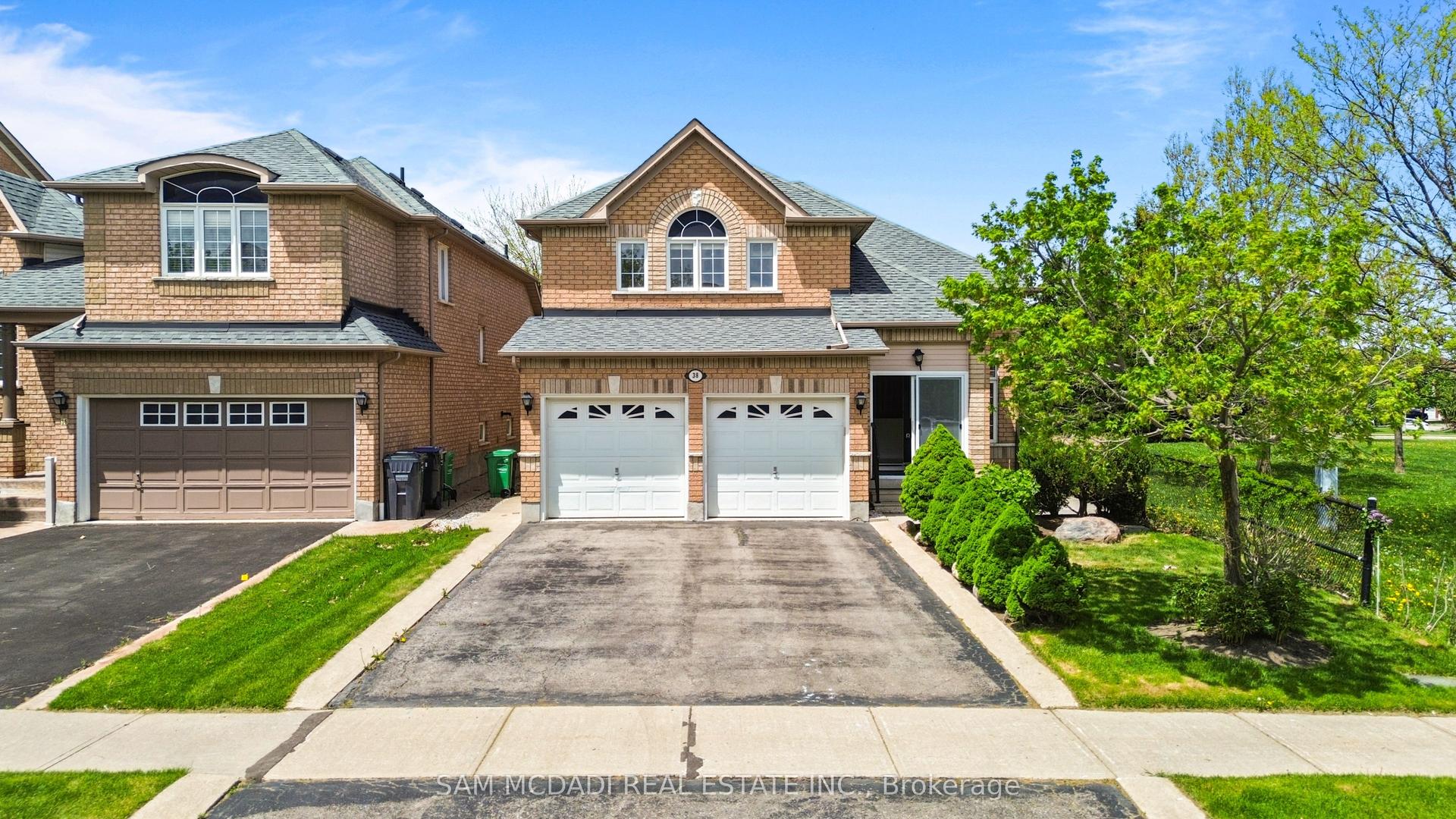 38 Maple Beach Crescent — photo 1