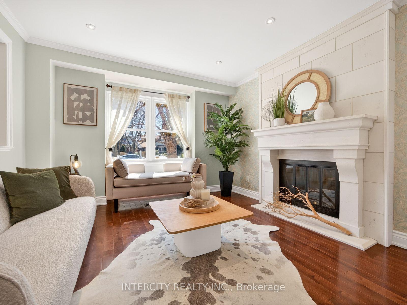 3976 Taffey Crescent — photo 1