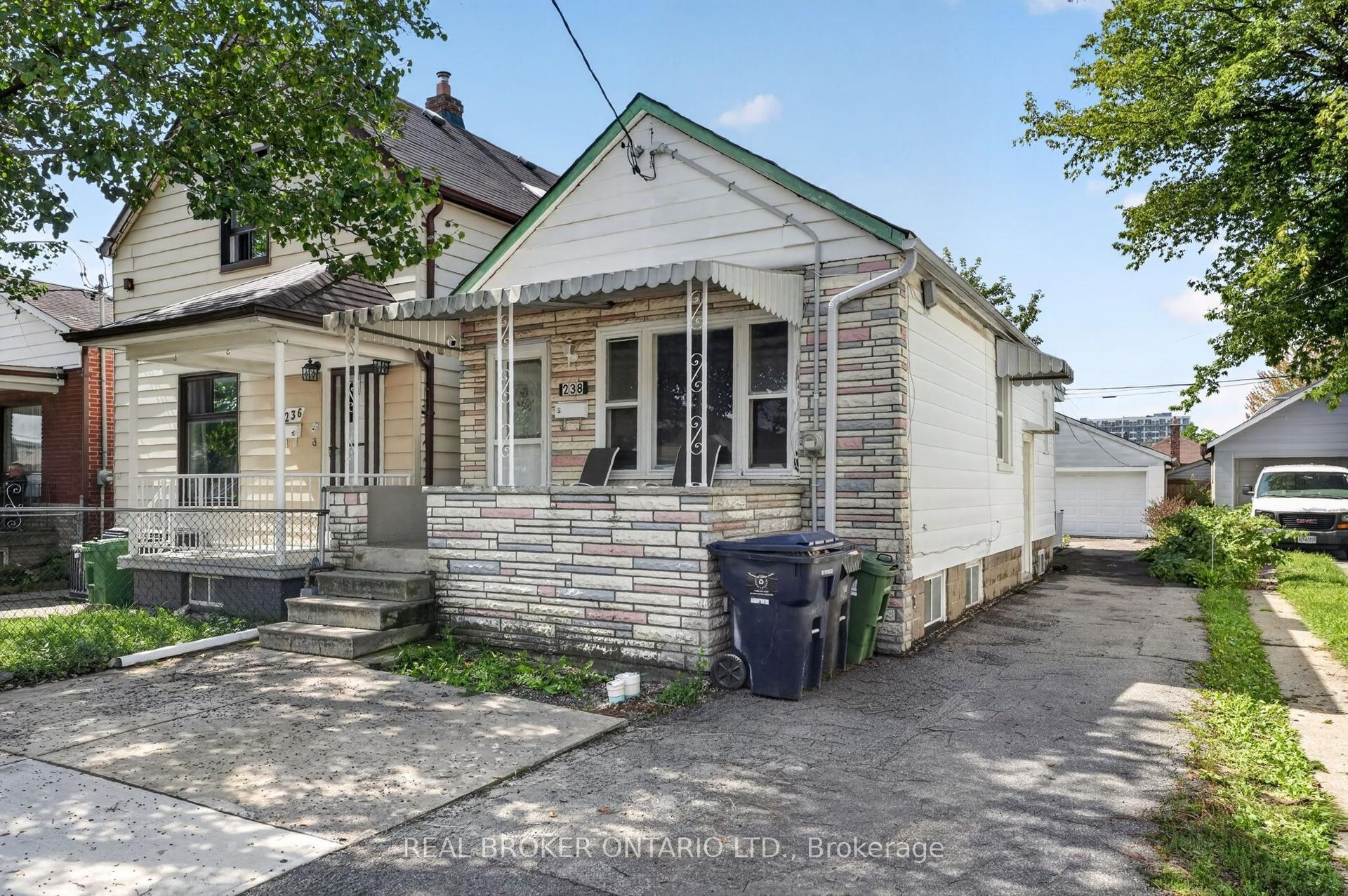 238 Chambers Avenue, Toronto — Detached for sale, photo 1