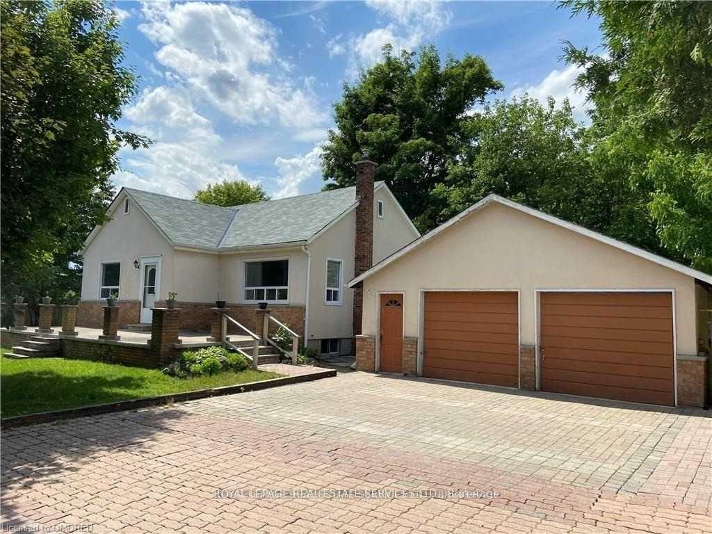235 Lakeshore Road W — photo 1