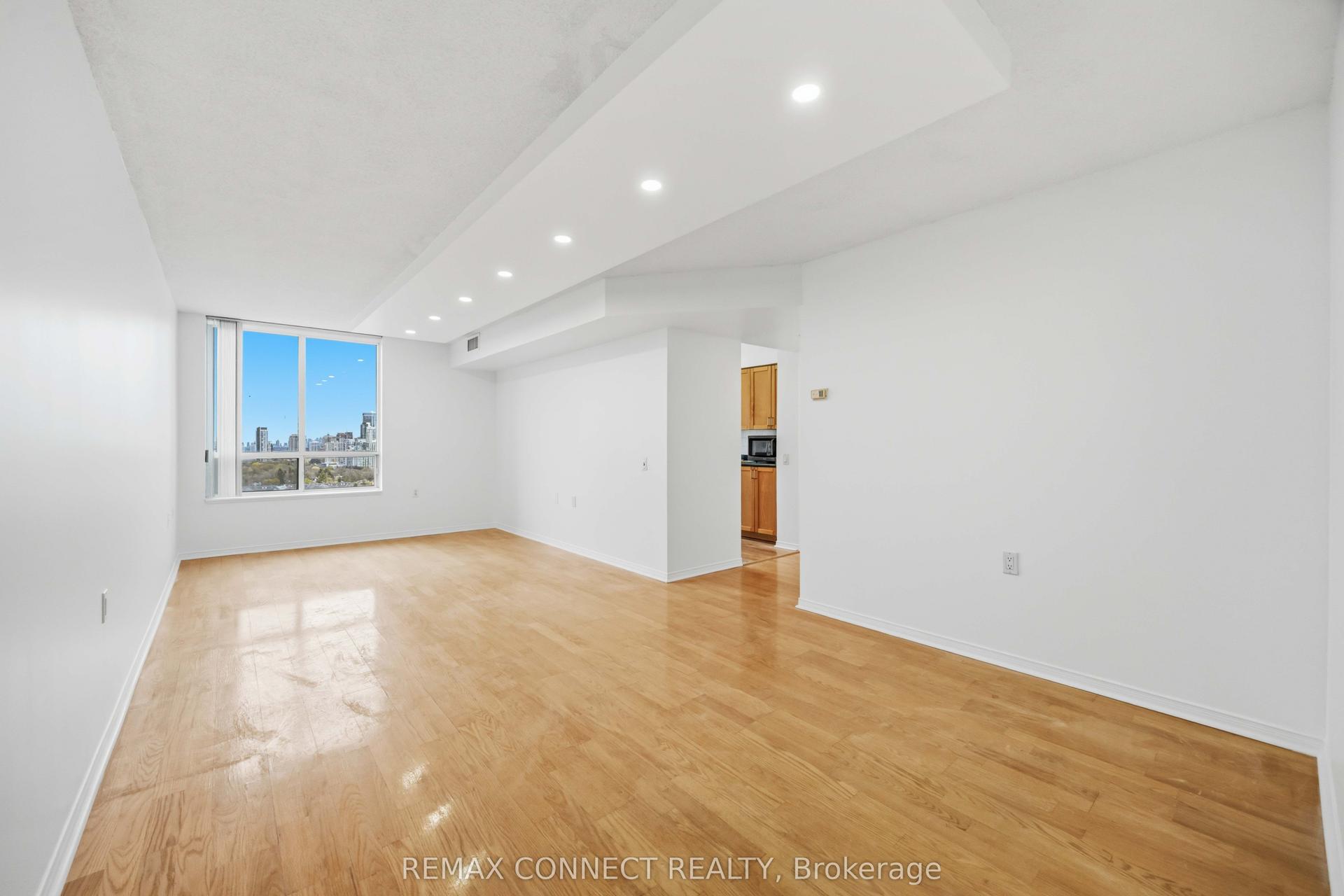 35 Finch Avenue E 2010 #2010 — photo 1