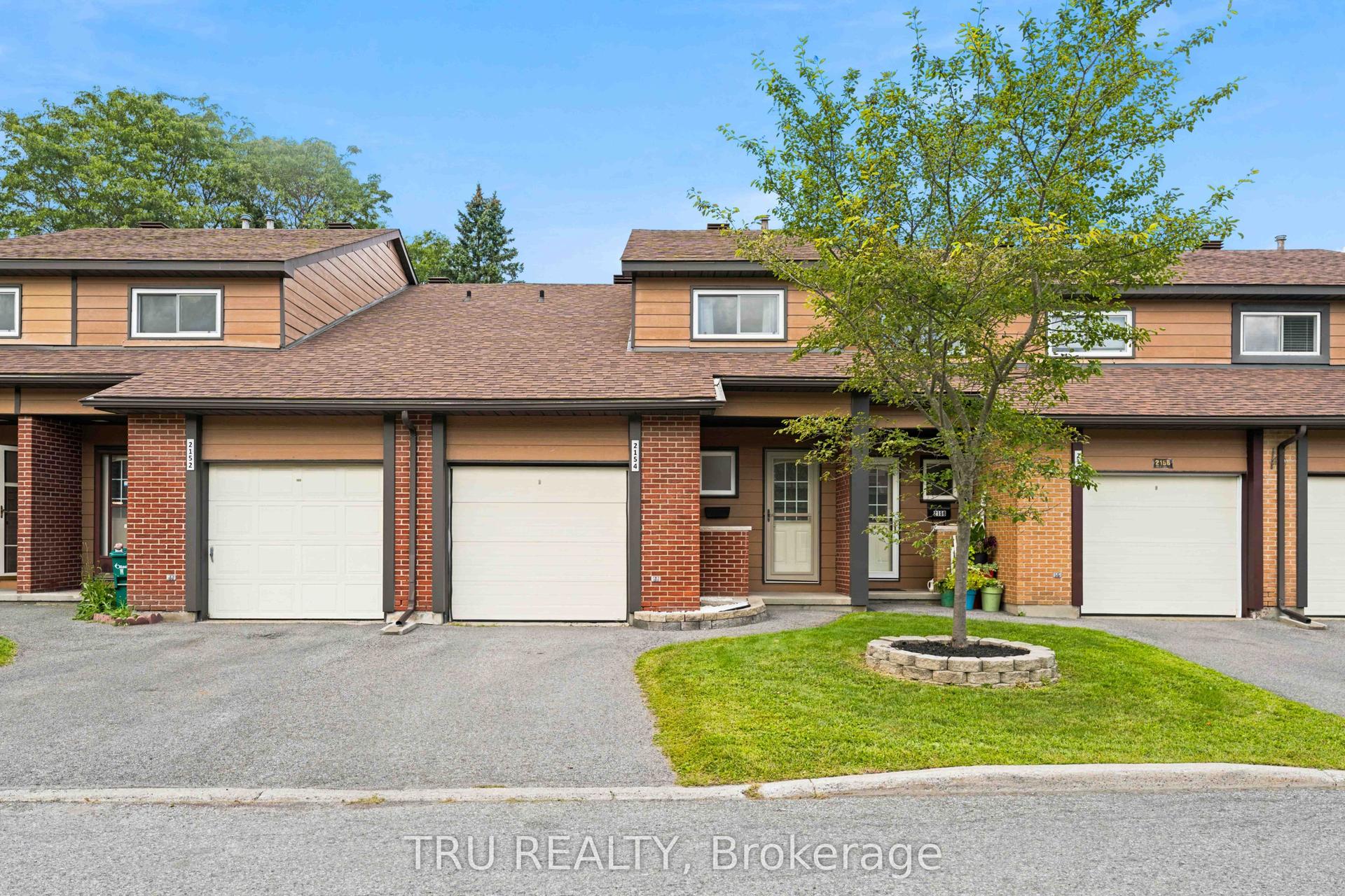 2154 Orient Park Drive, Blackburn Hamlet — Condo Town for sale, photo 1