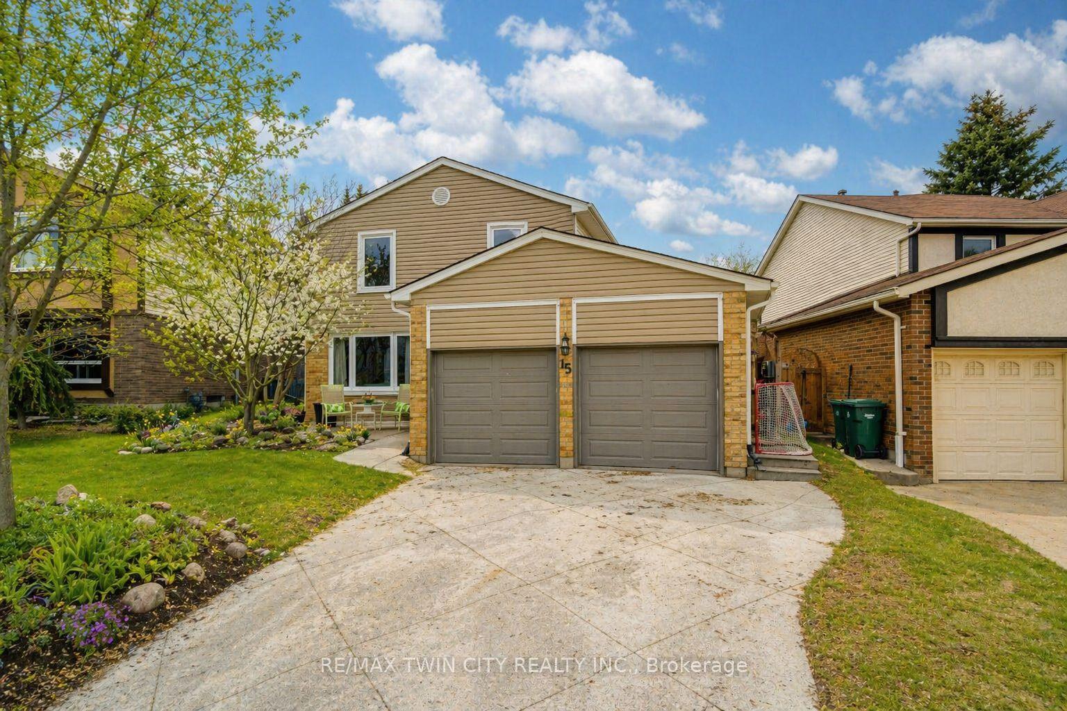 15 Deerwood Crescent — photo 1