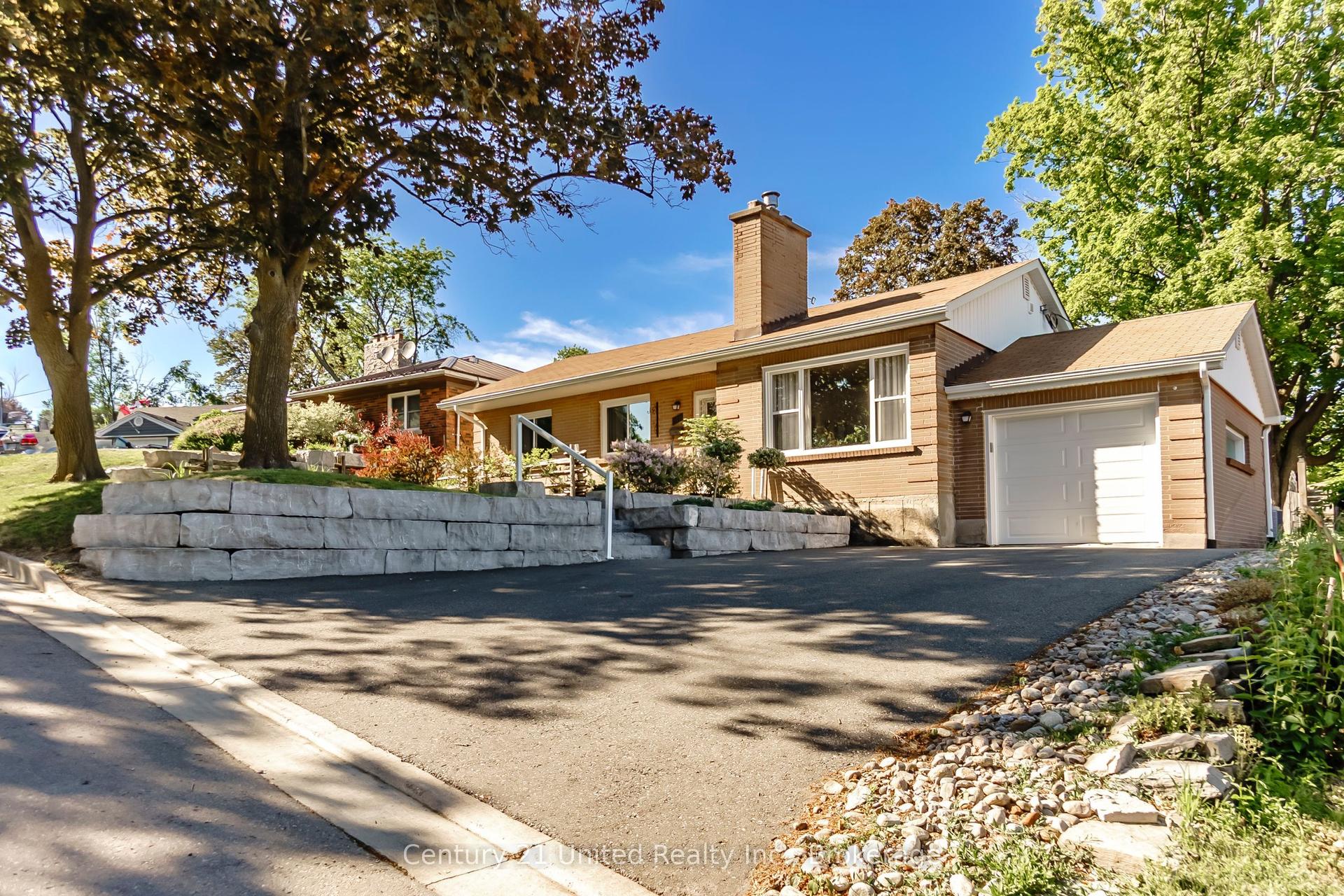 682 Victory Crescent — photo 1