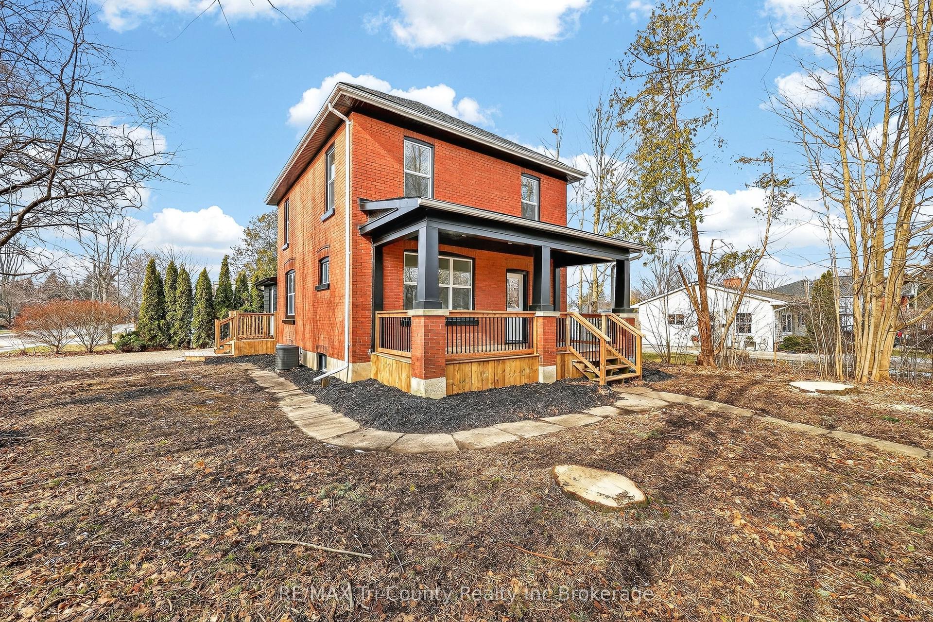 394 Wellington Street — photo 1
