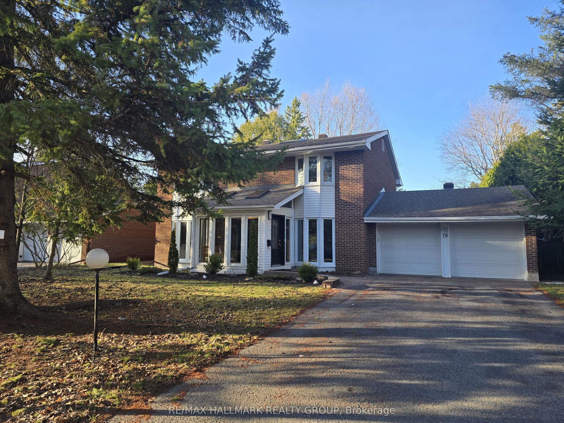 19 Kingsford Crescent — photo 1