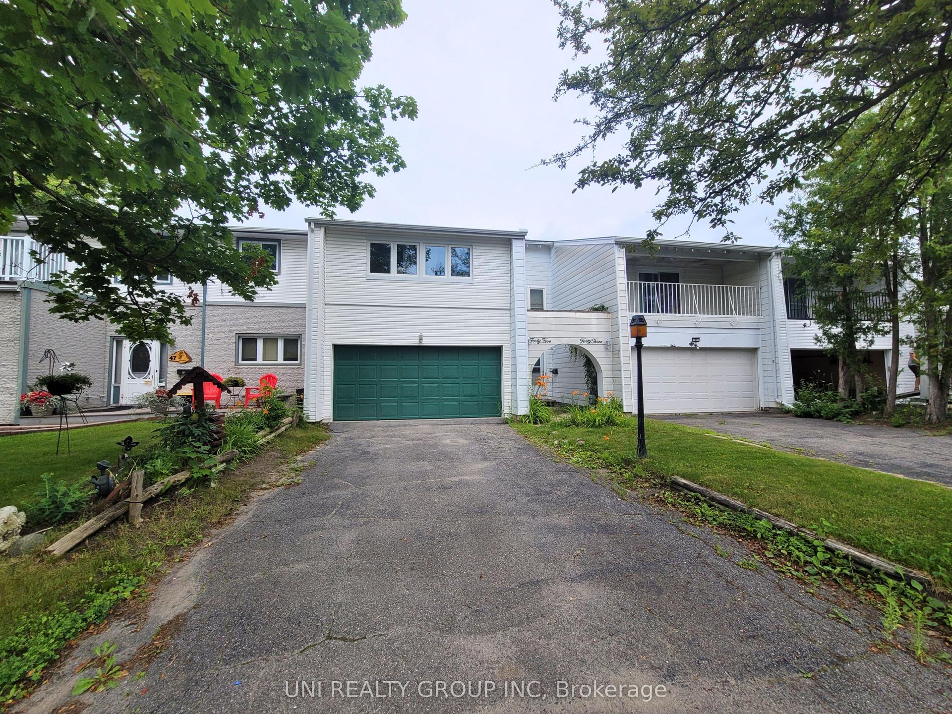 45 GRADY Crescent, South of Baseline to Knoxdale — Townhouse for sale, photo 1