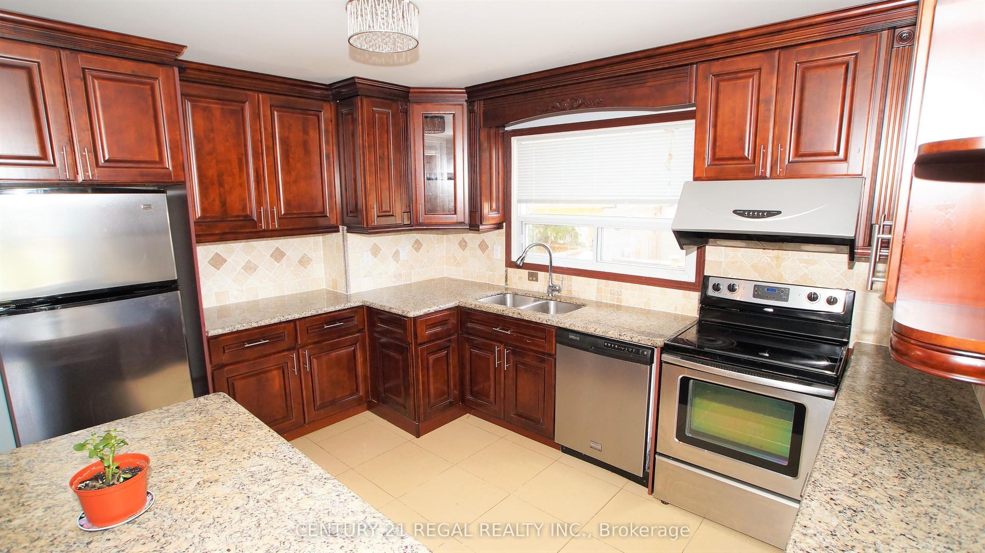 32 Niantic Crescent Main #Main, Toronto — Semi-Detached for lease, photo 1