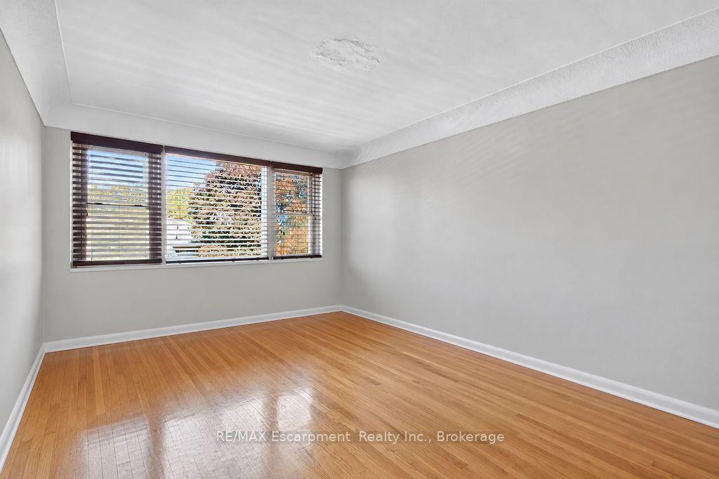 830 Robinson Street 303 #303, Burlington — Multiplex for lease, photo 1