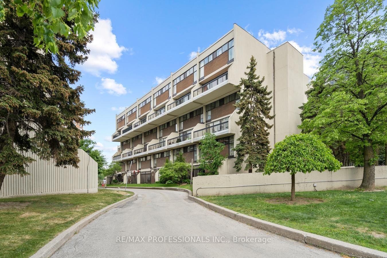 2 Valhalla Inn Road 339 #339, Toronto — Condo Town for sale, photo 1