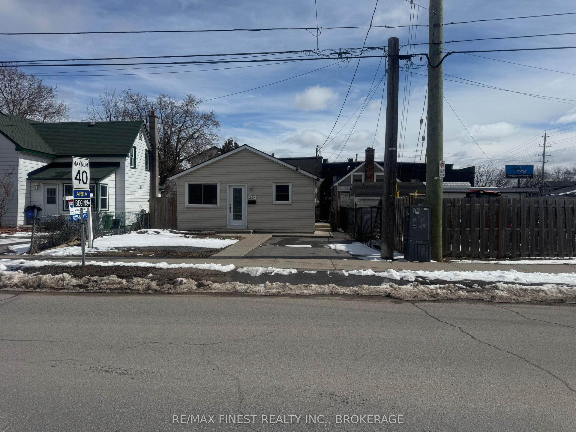 559 MacDonnell Street — photo 1