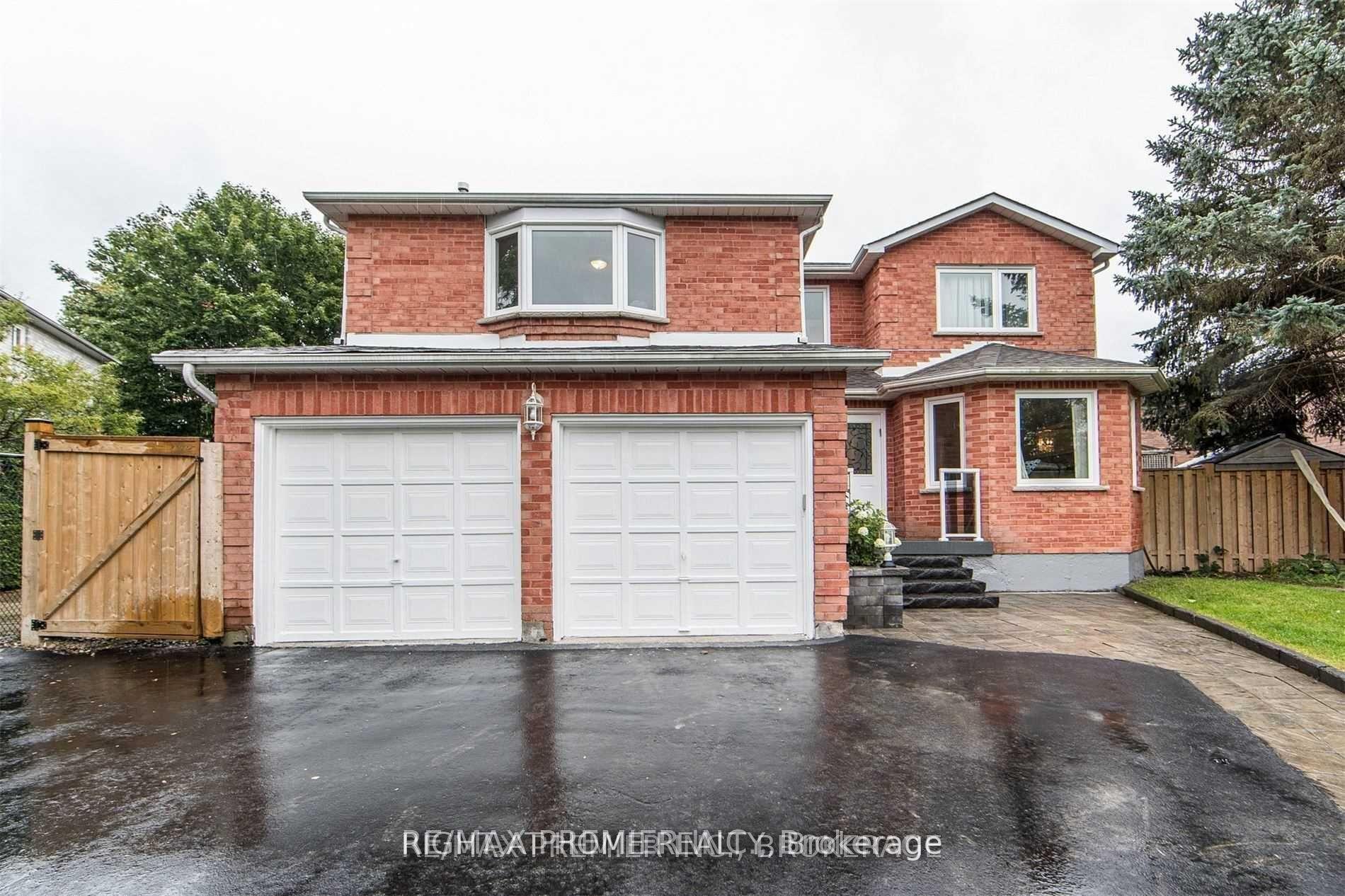 376 Kelly Crescent Main #Main — photo 1