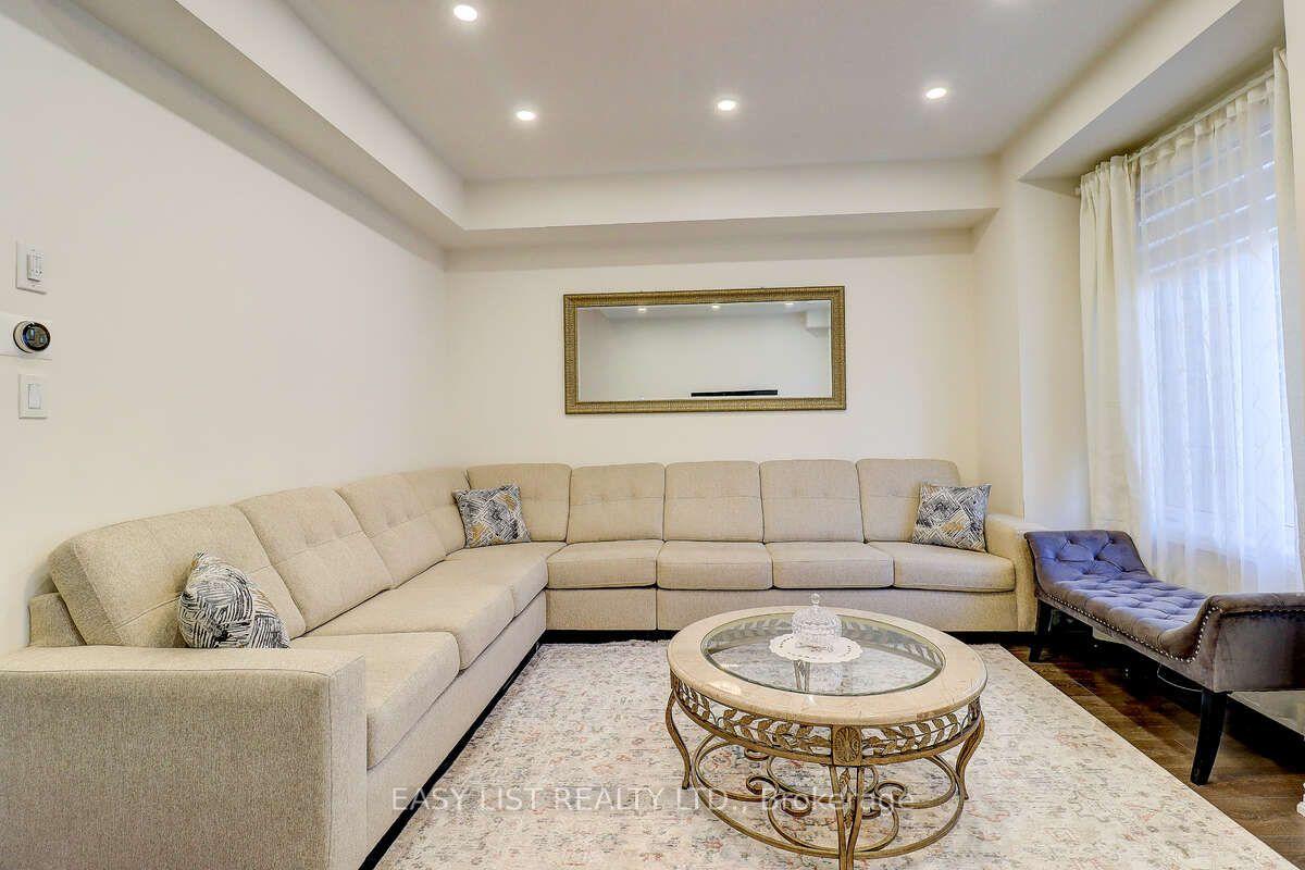 38 Hallmark Way — photo 1