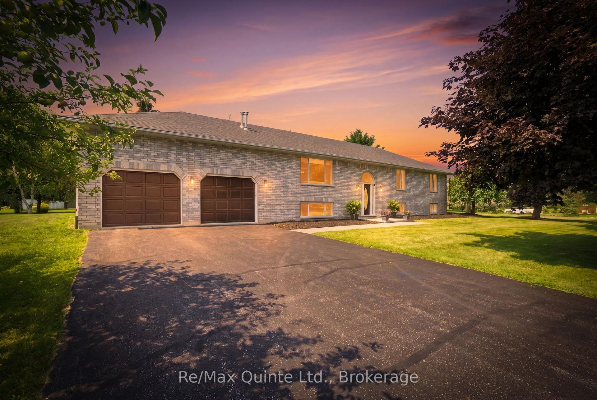 16 Bay Breeze Street, Prince Edward County — Detached for sale, photo 1