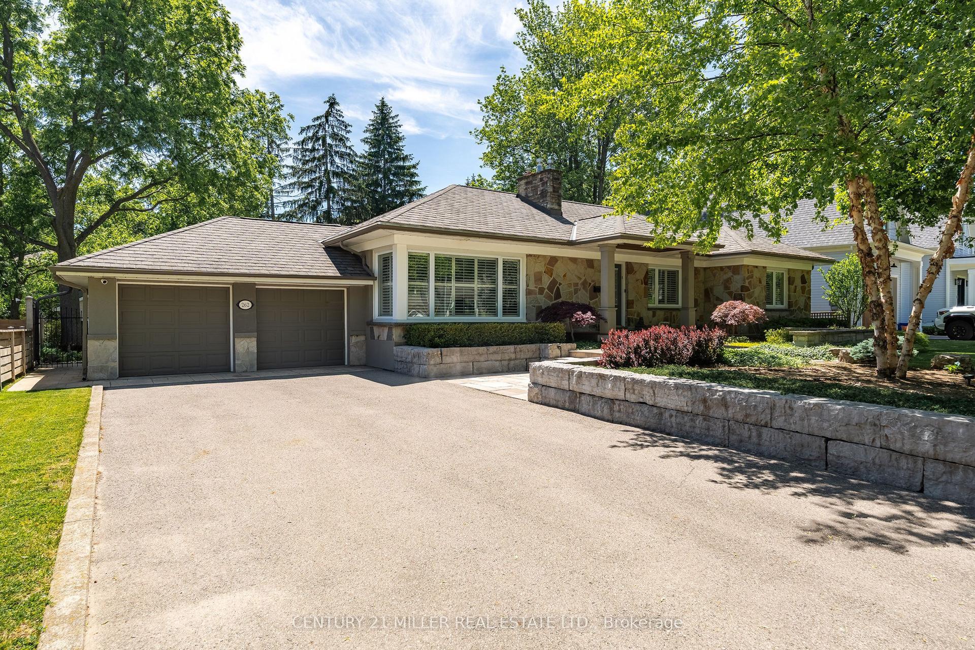 262 Oakwood Crescent — photo 1