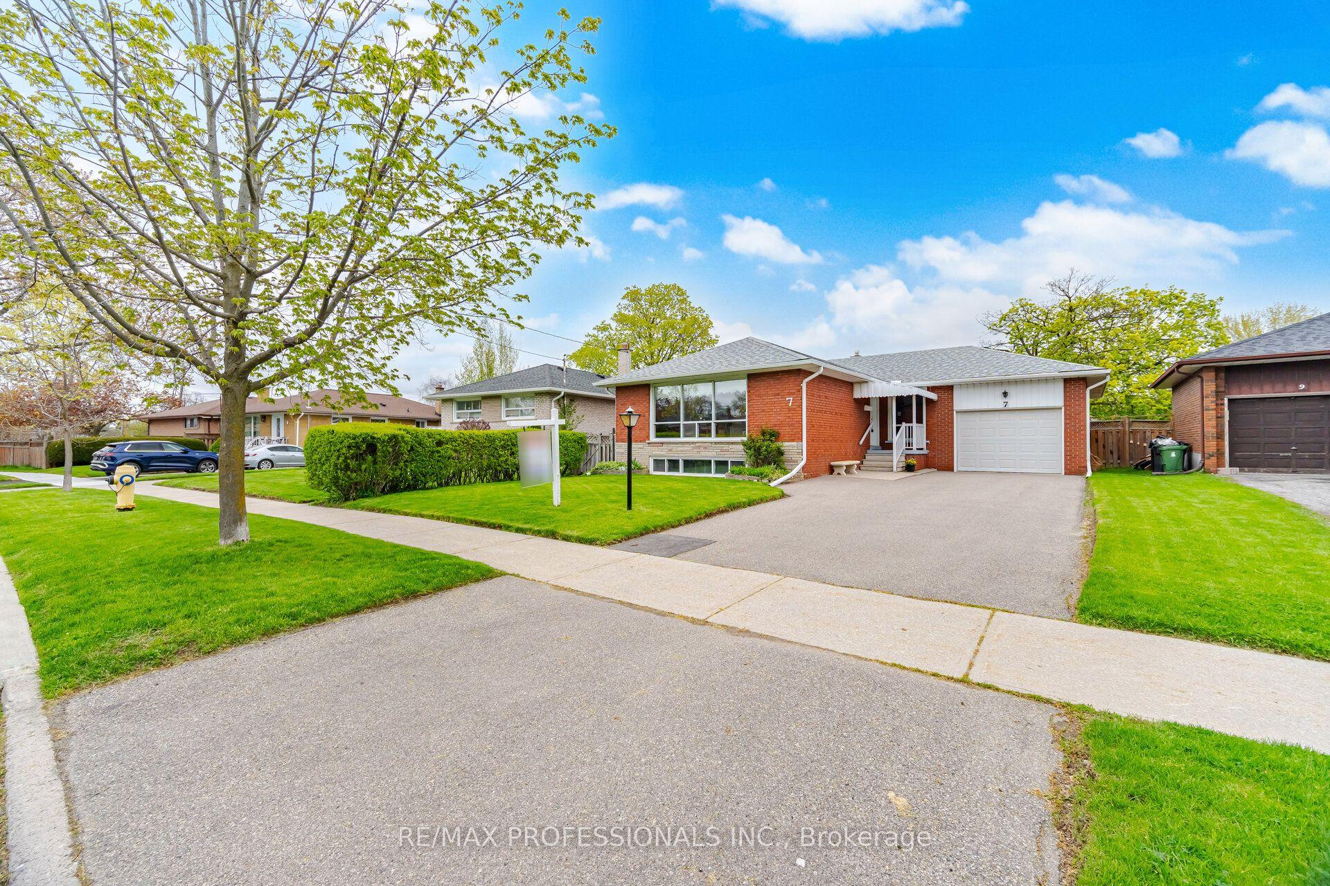7 Pettit Drive — photo 1