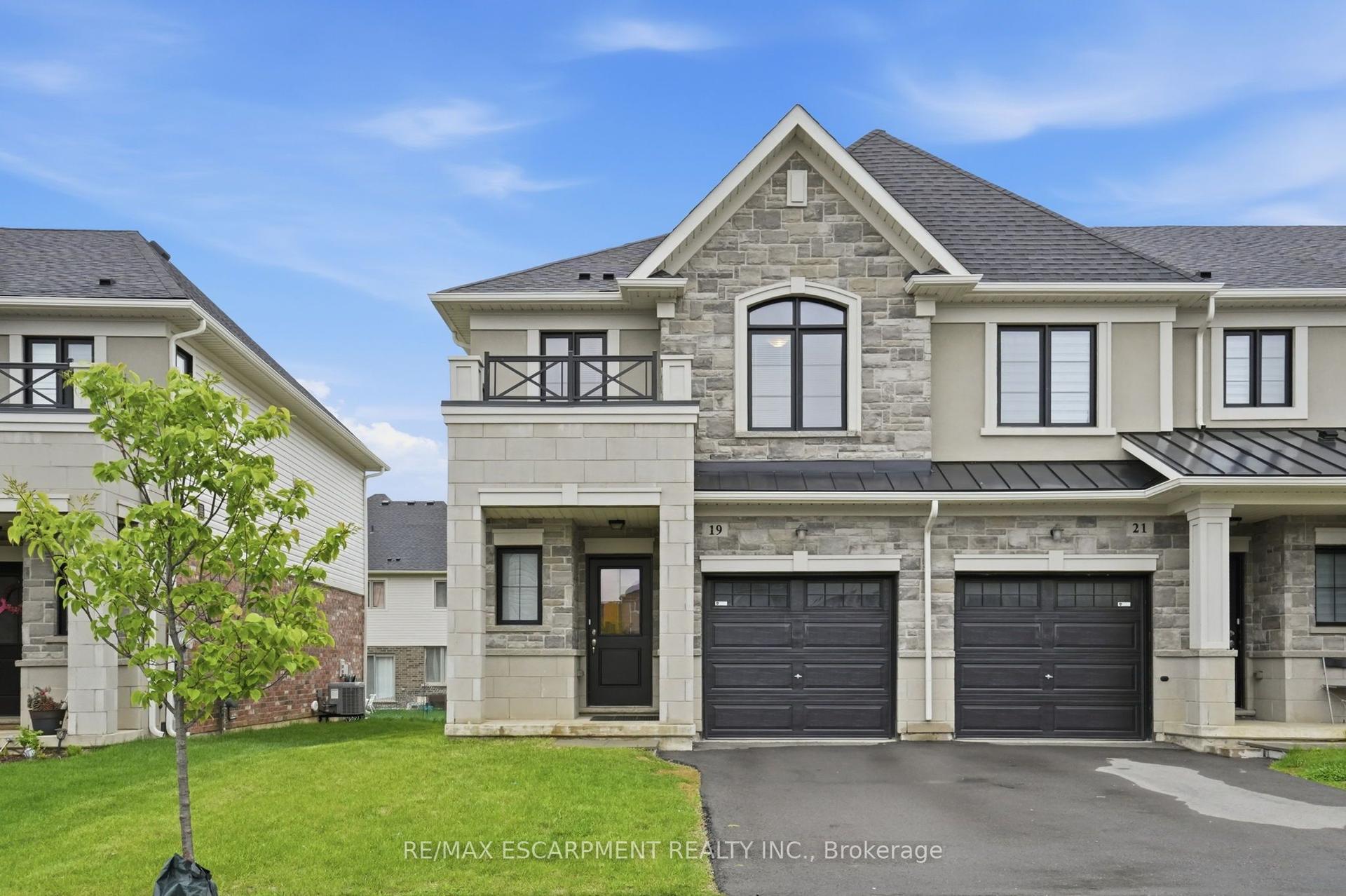 19 Mia Drive E — photo 1
