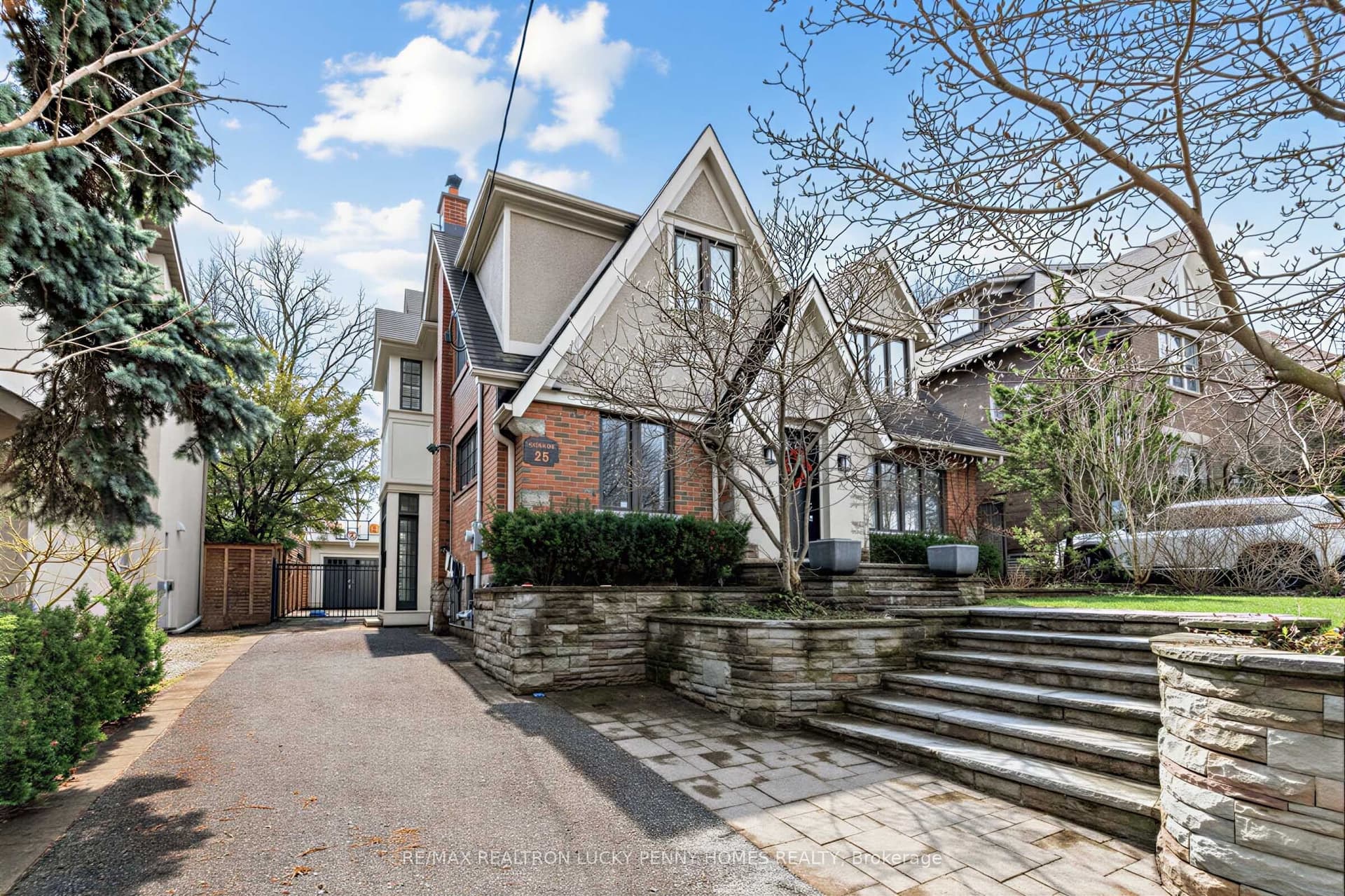 25 Cortleigh Boulevard — photo 1