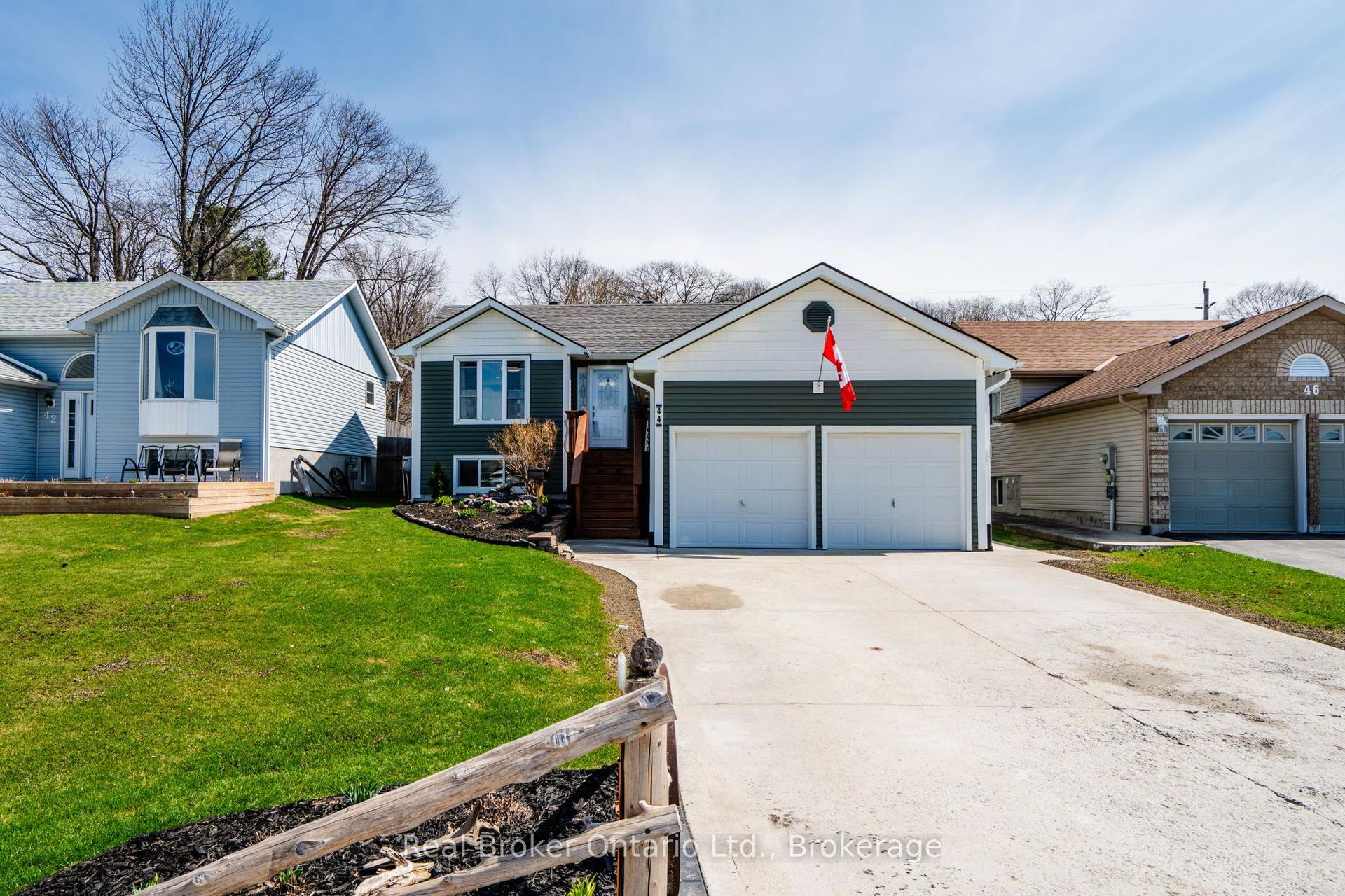 44 Byrnes Crescent — photo 1
