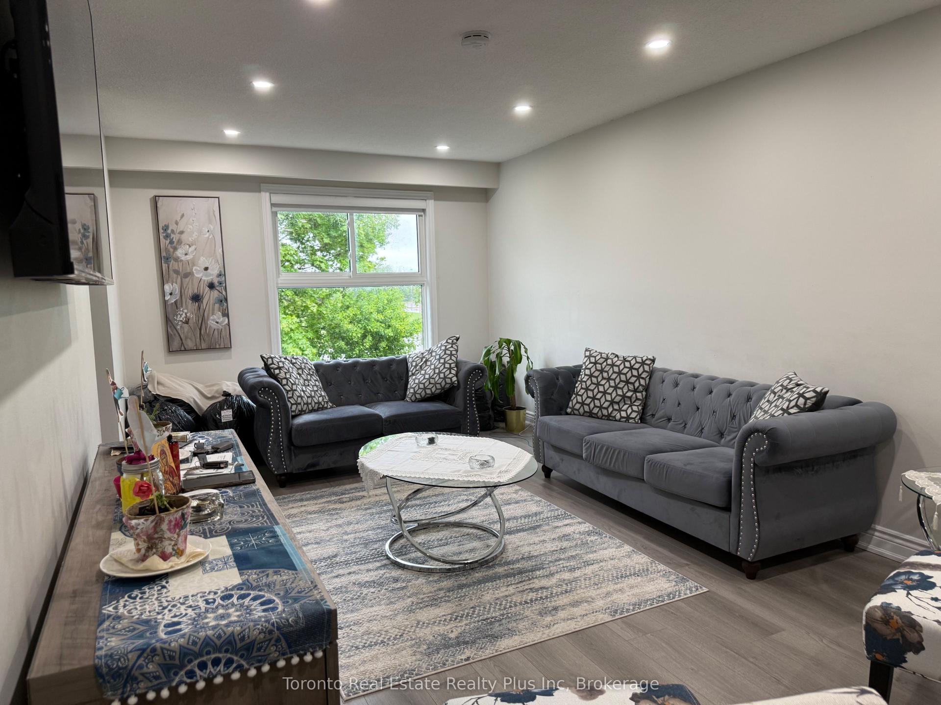 130 Ashurst Crescent — photo 1