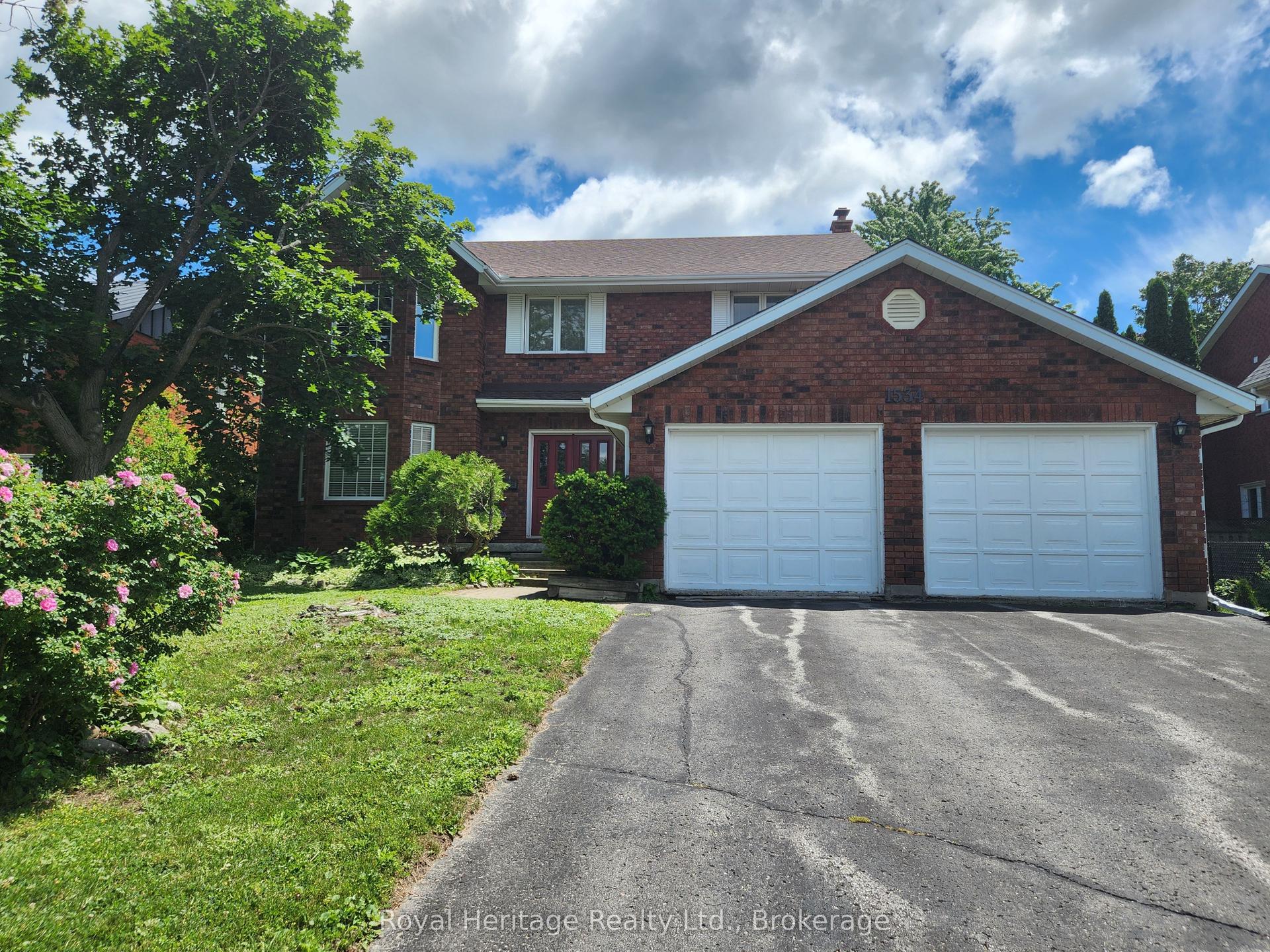 1534 Scollard Crescent — photo 1
