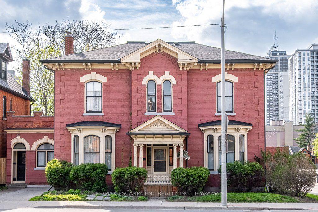 58 Wellington Street S — photo 1