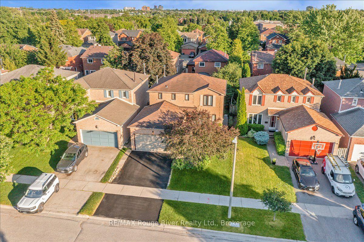 5 Gurr Crescent — photo 1