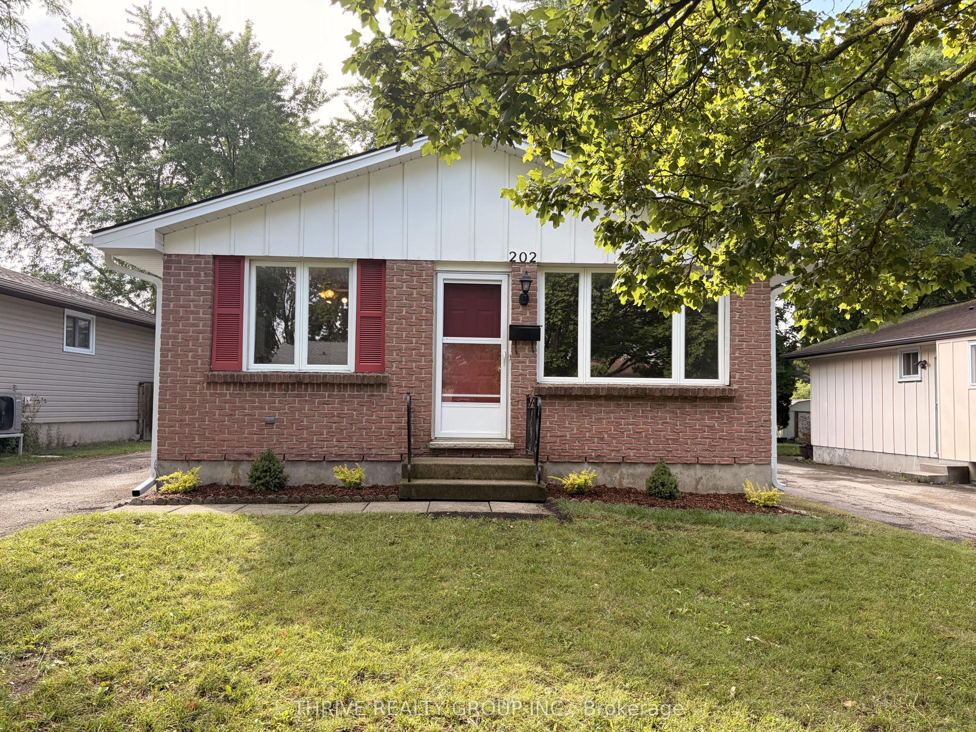 202 Muriel Crescent, London South — Detached for lease, photo 1