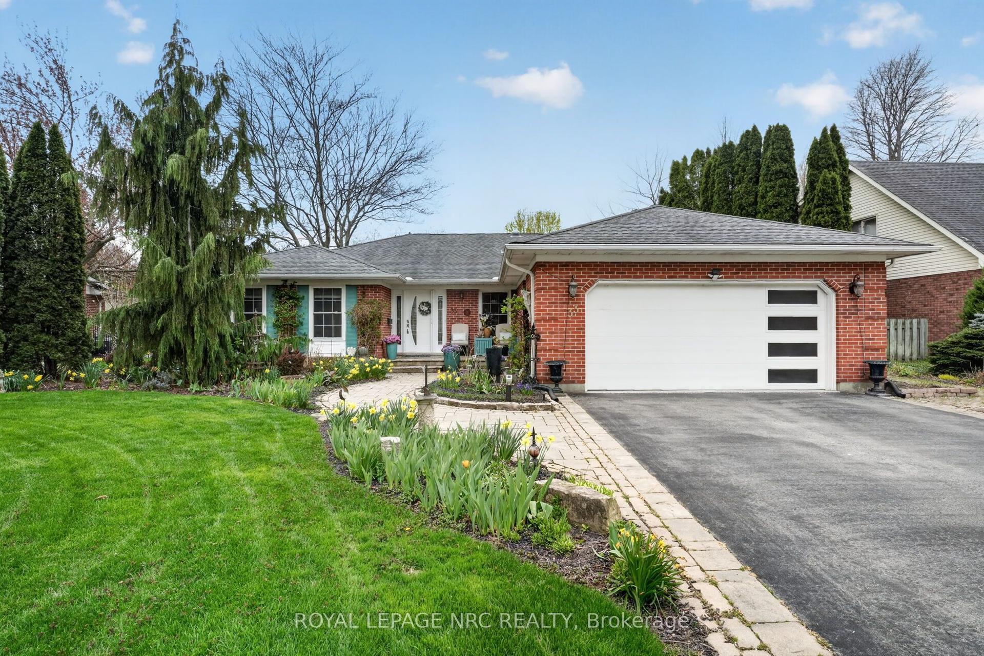 33 Colonel Butler Crescent — photo 1
