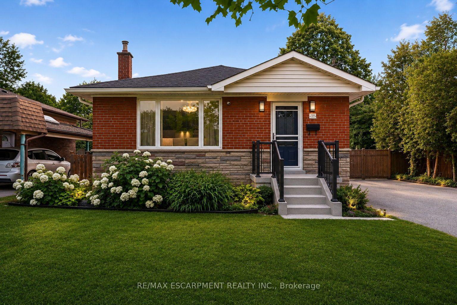 715 Drury Lane, Burlington — Detached for sale, photo 1