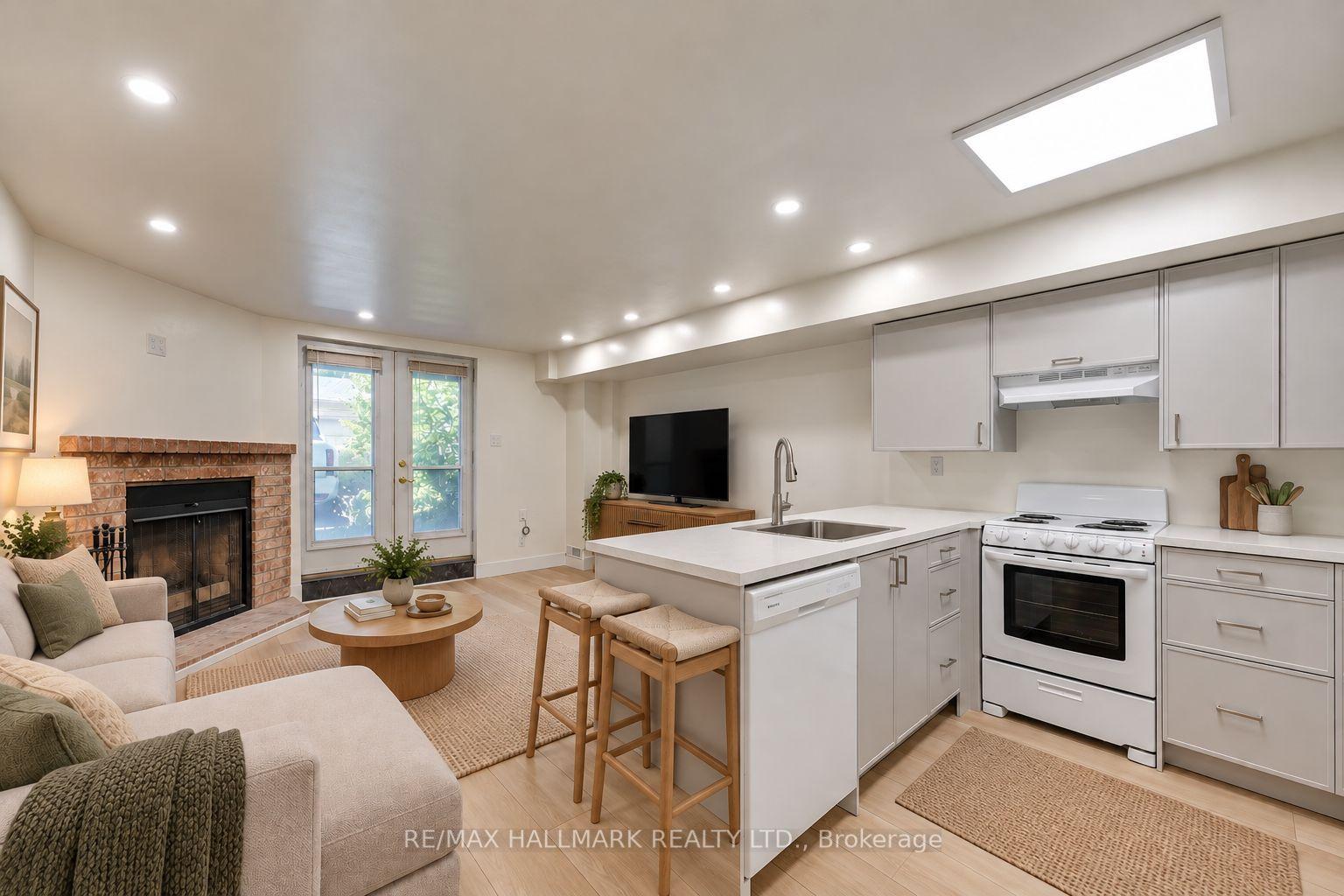 8 Empire Avenue Lower Unit #Lower Unit, Toronto — Townhouse for lease, photo 1