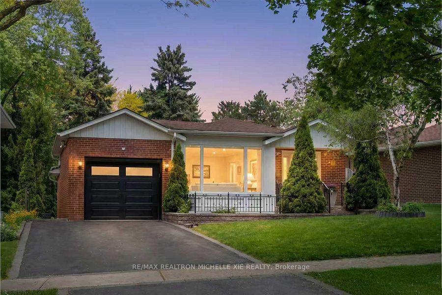 8 Meadowglade Crescent, Toronto — Detached for sale, photo 1