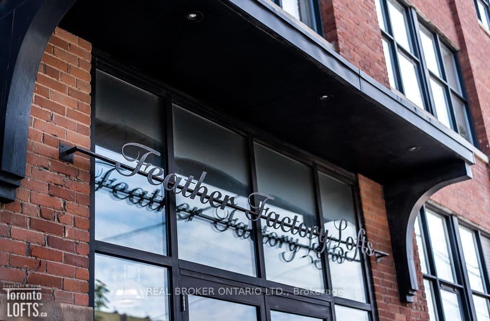 2154 Dundas Street W PH3 #PH3 — photo 1