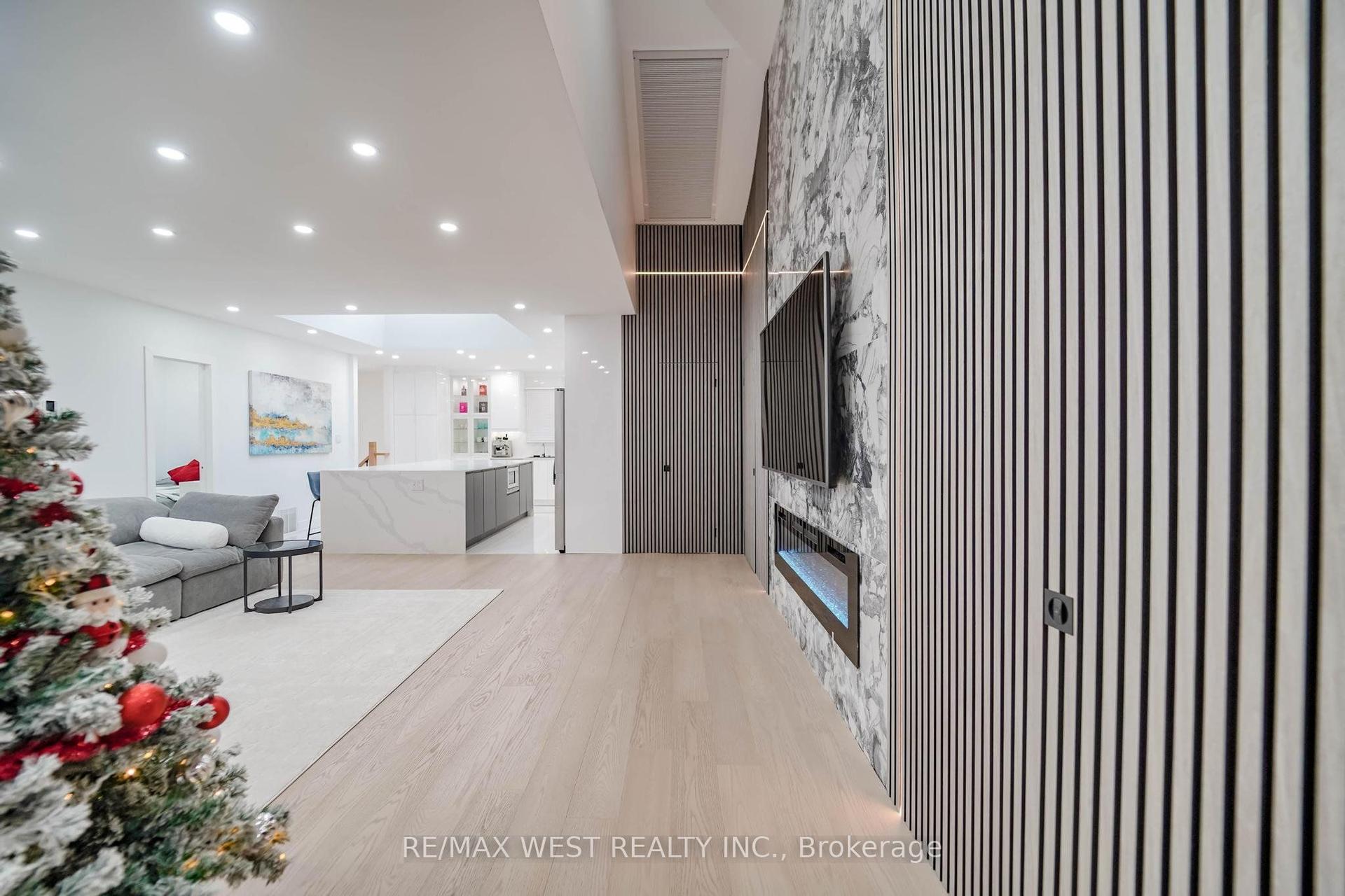 7118 Yonge Street — photo 1