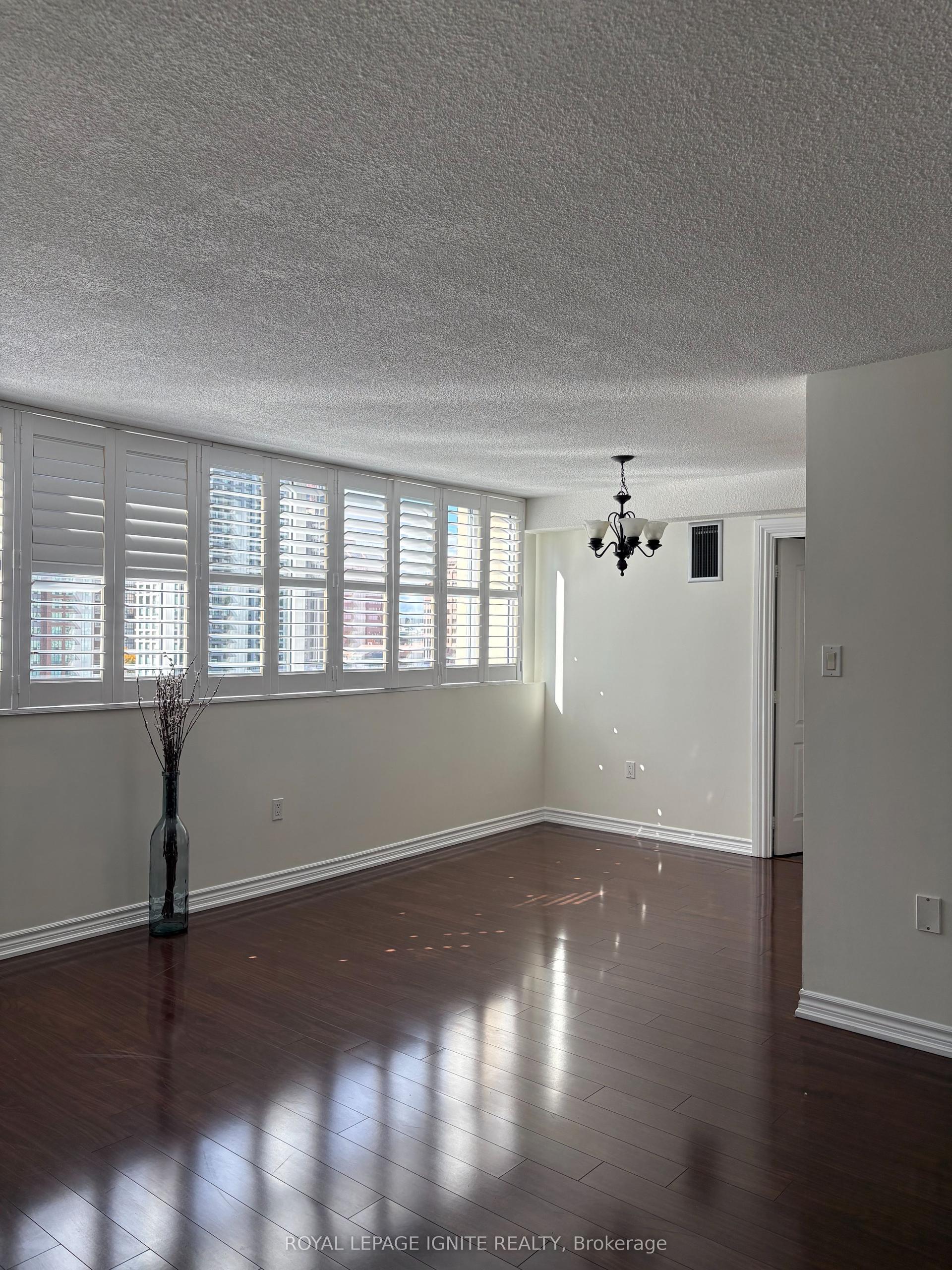 3590 Kaneff Crescent 1105 #1105, Mississauga — Condo for sale, photo 1