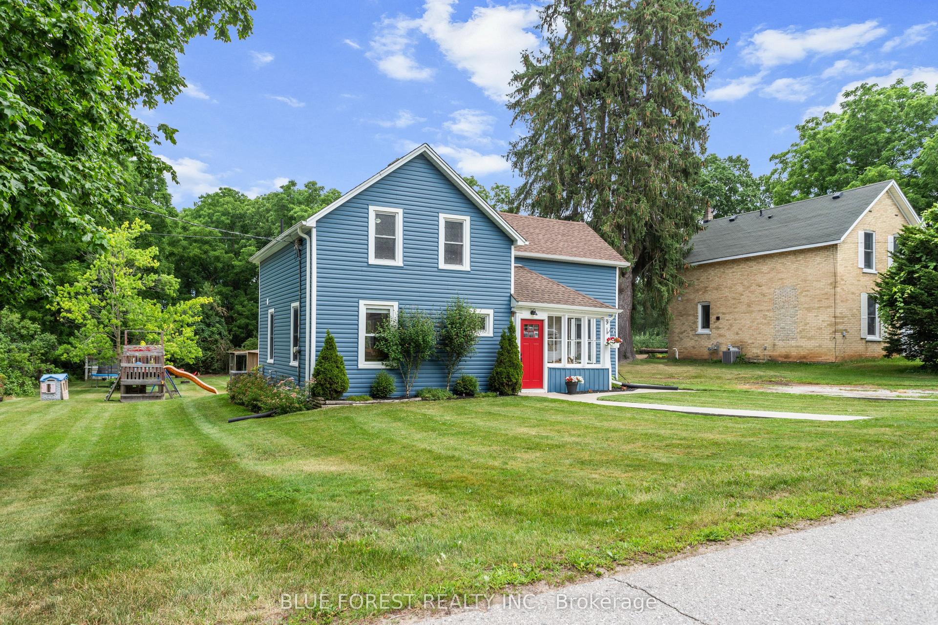 9 Union Street E, Lambton Shores — Detached for sale, photo 1