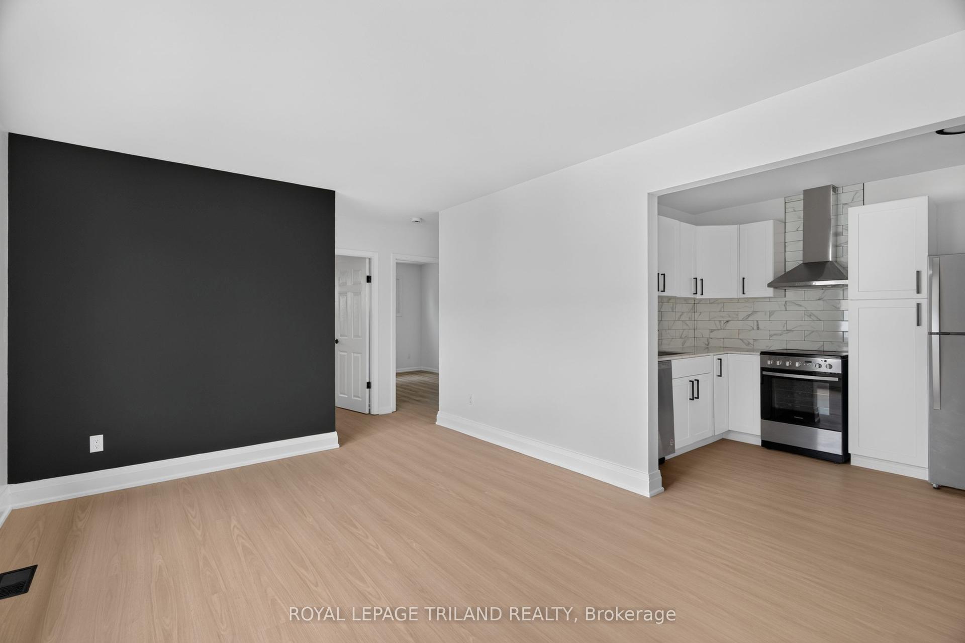 145 Base Line Road W 14A #14A, London South — Multiplex for lease, photo 1