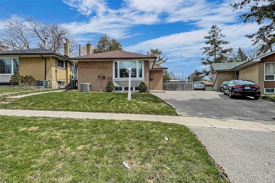 5 Mid Pines Road, Toronto — Detached for lease, photo 1