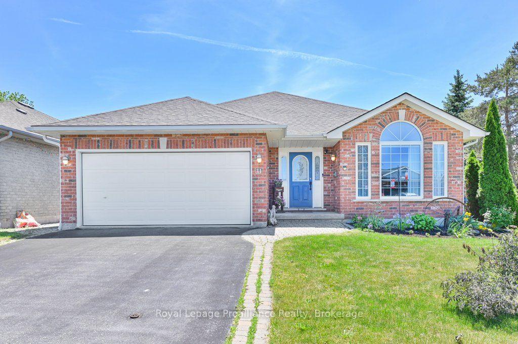 31 Hemlock Crescent — photo 1