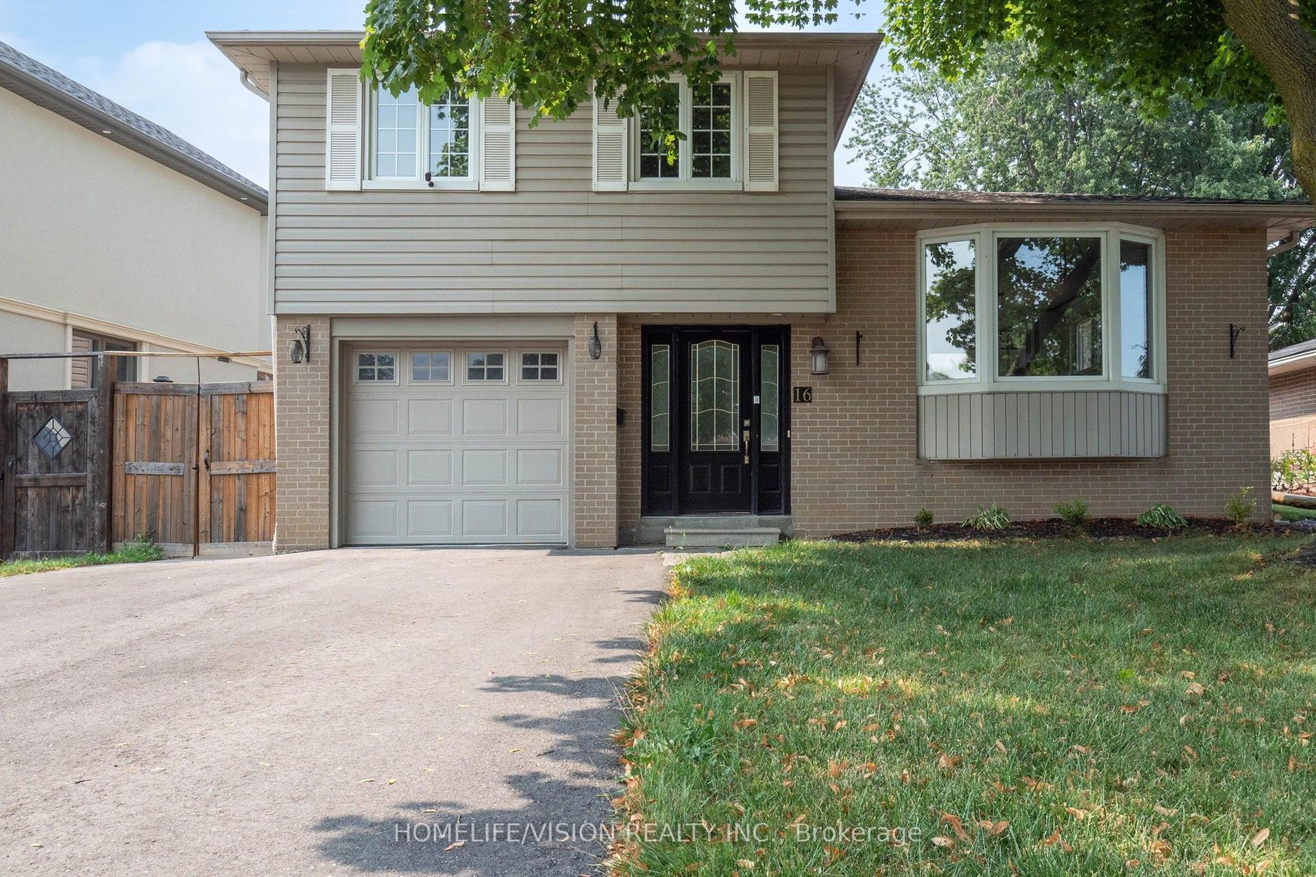 16 Palgrave Crescent — photo 1