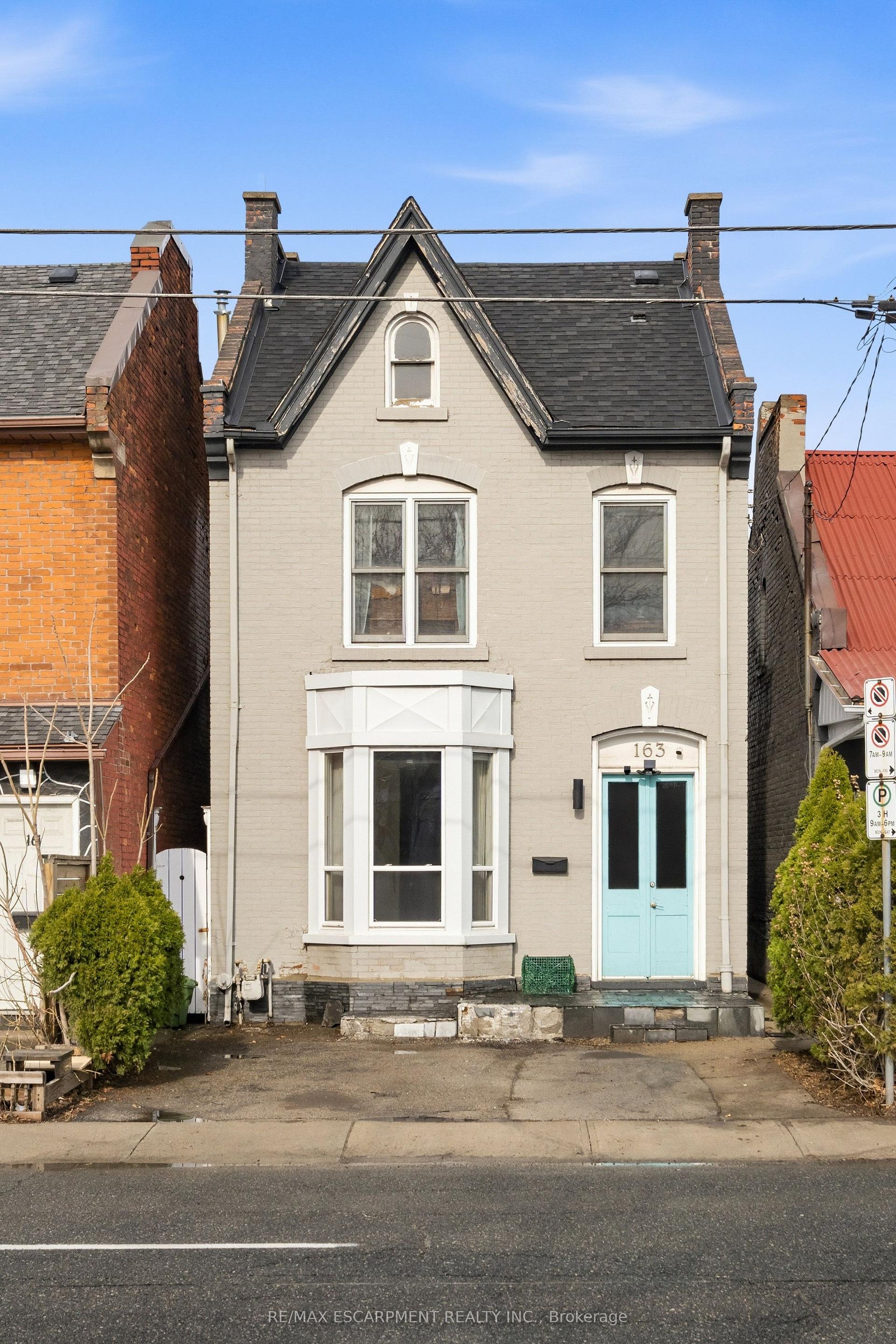 163 Victoria Avenue N — photo 1