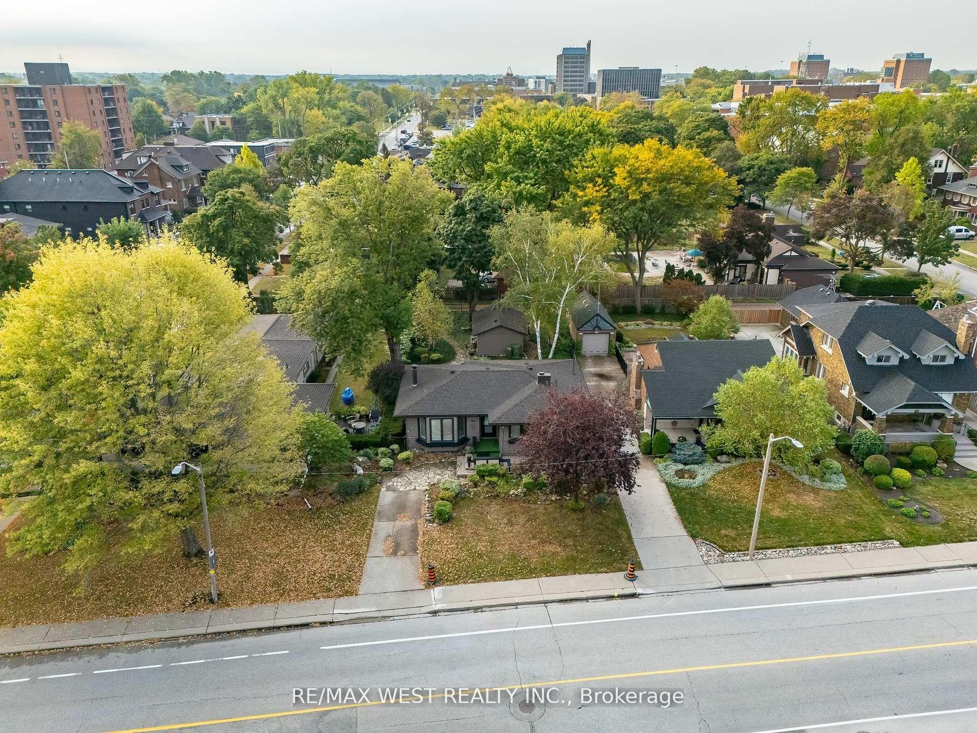 2437 Riverside Drive W — photo 1