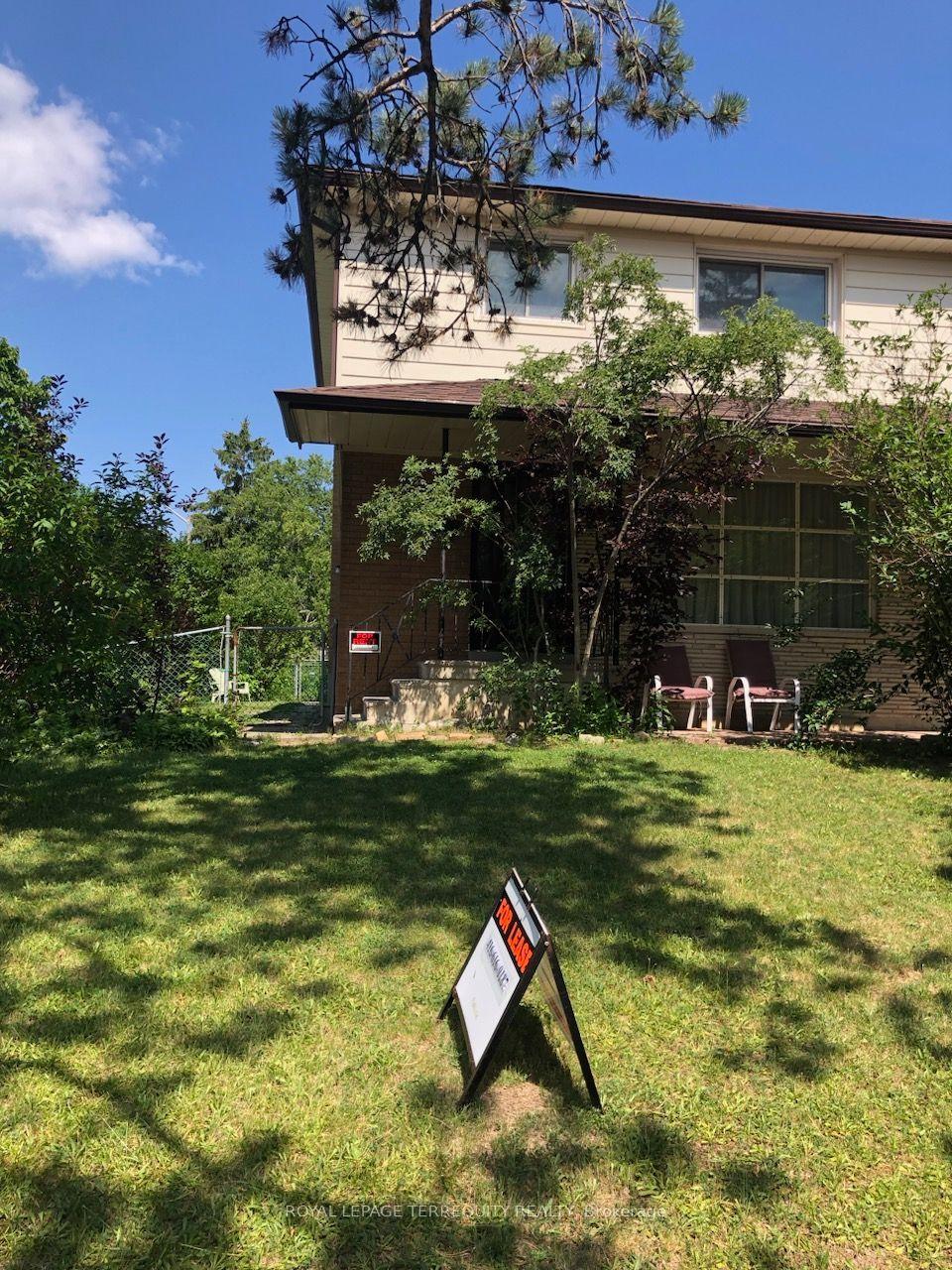 211 Pineway Boulevard, Toronto — Semi-Detached for lease, photo 1